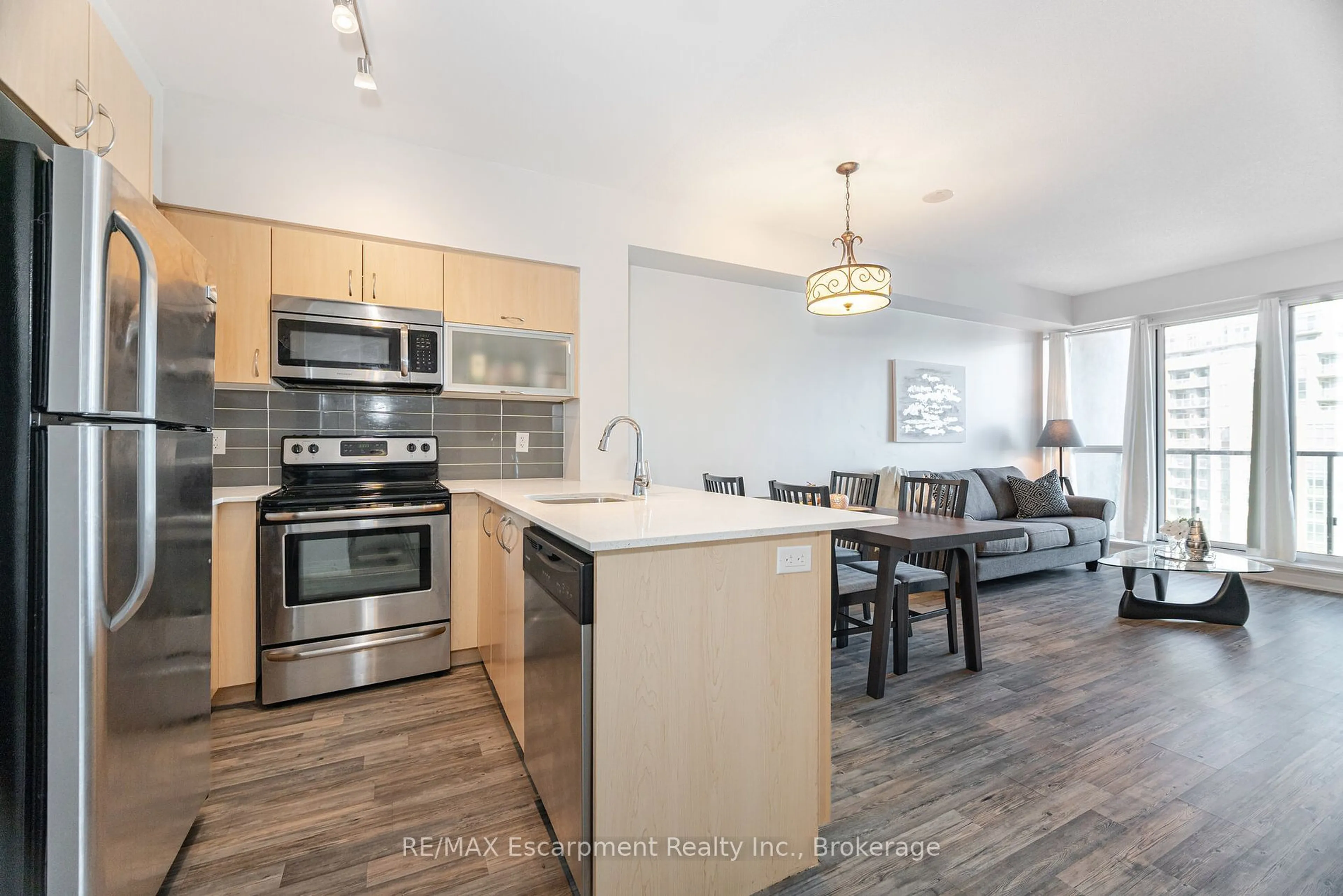 Open concept kitchen, wood/laminate floor for 150 East Liberty St #2301, Toronto Ontario M6K 3R5