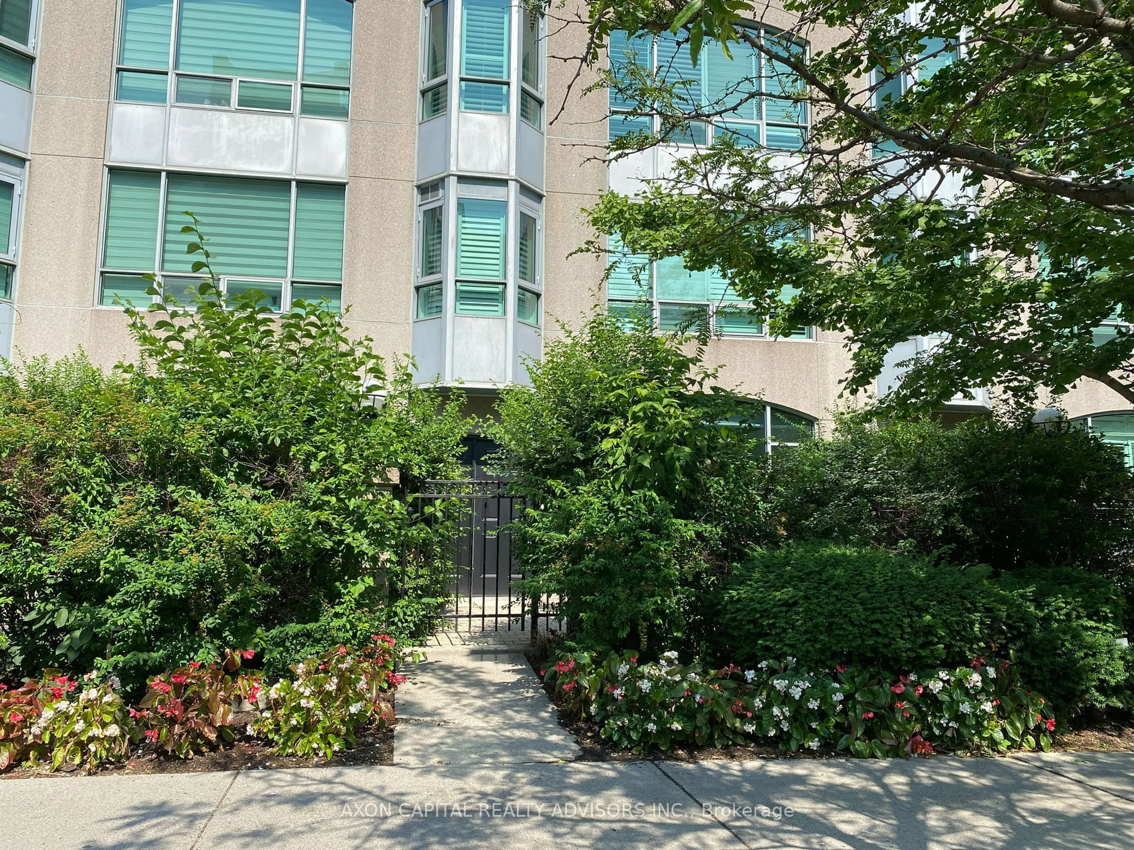 Indoor foyer for 59 Mcmurrich St, Toronto Ontario M5R 3S6