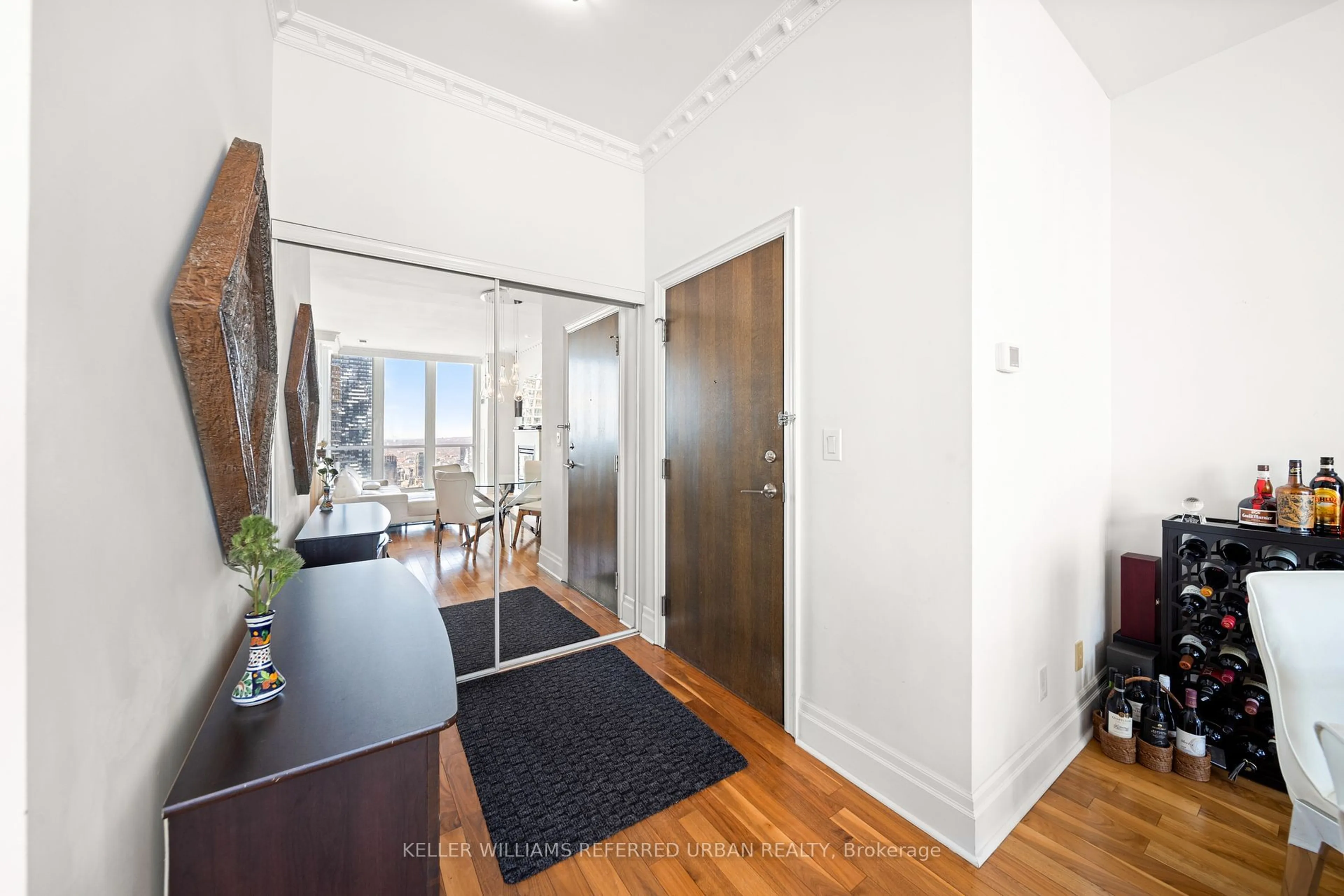 Indoor entryway for 16 Harbour St #5304, Toronto Ontario M5J 2Z7