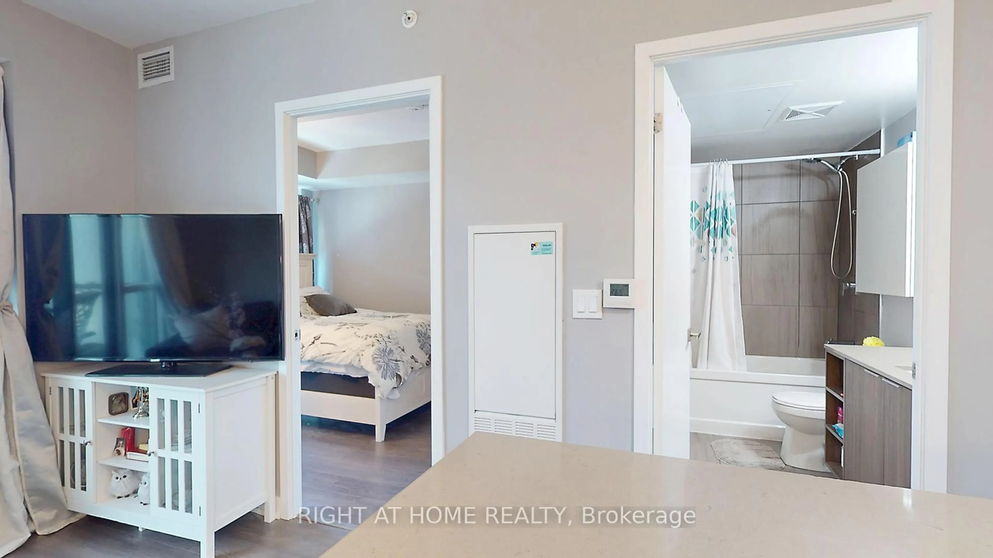 A pic of a room for 31 Tippet Rd #541, Toronto Ontario M3H 0C8