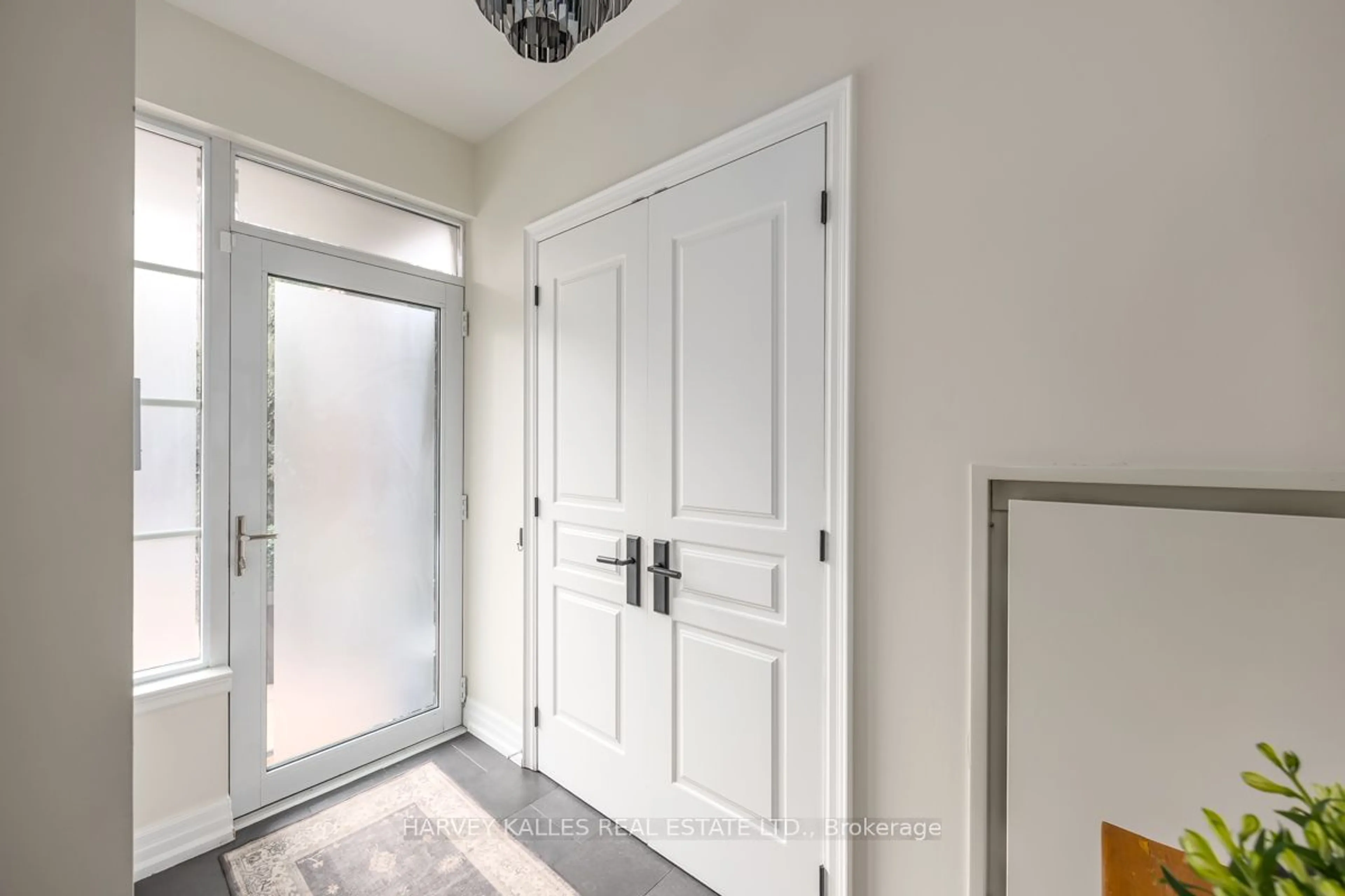 Indoor entryway for 21 Burkebrook Pl #Th10, Toronto Ontario M4G 0A1