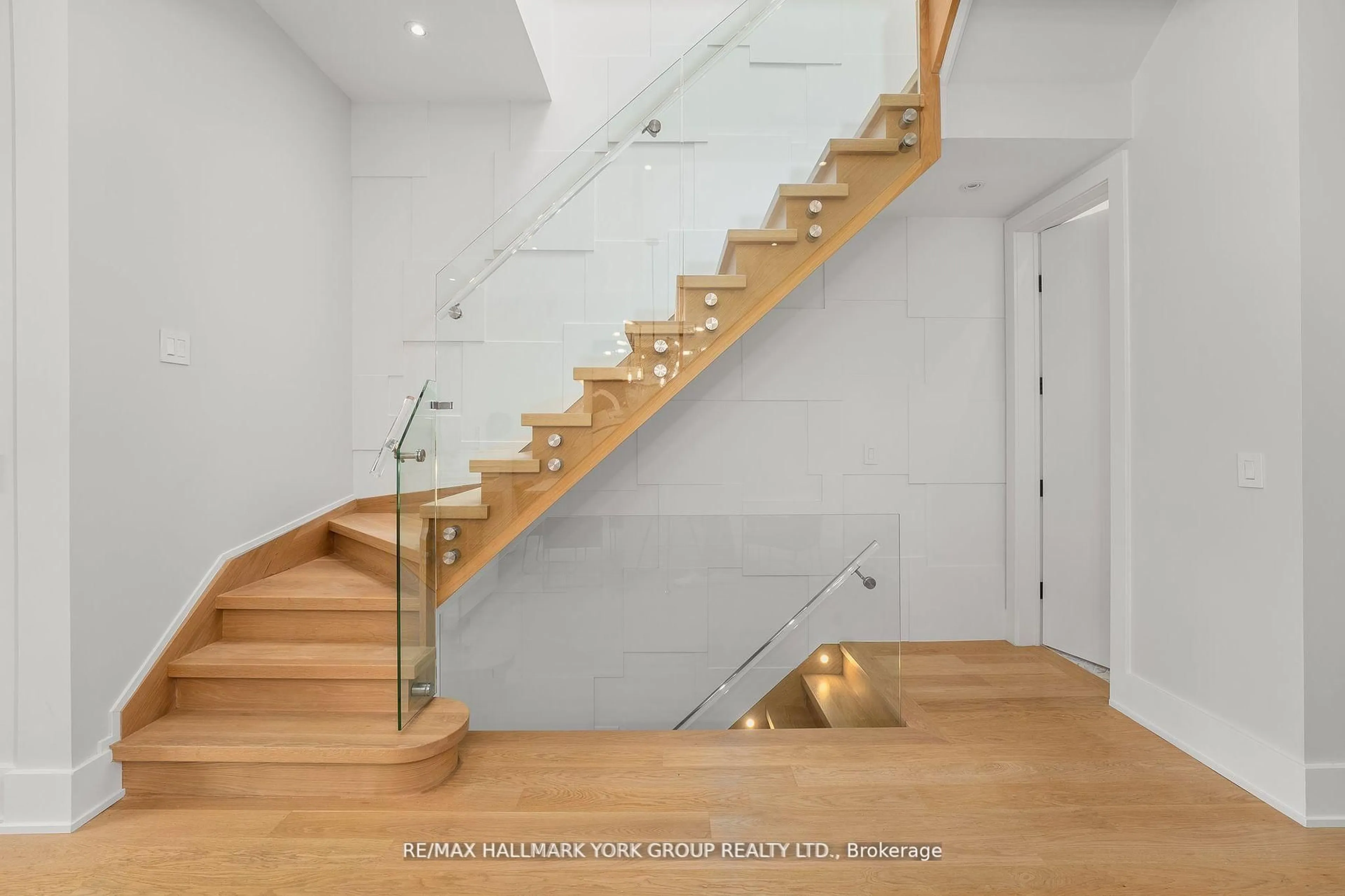 Stairs for 100 Roe Ave, Toronto Ontario M5M 2H7