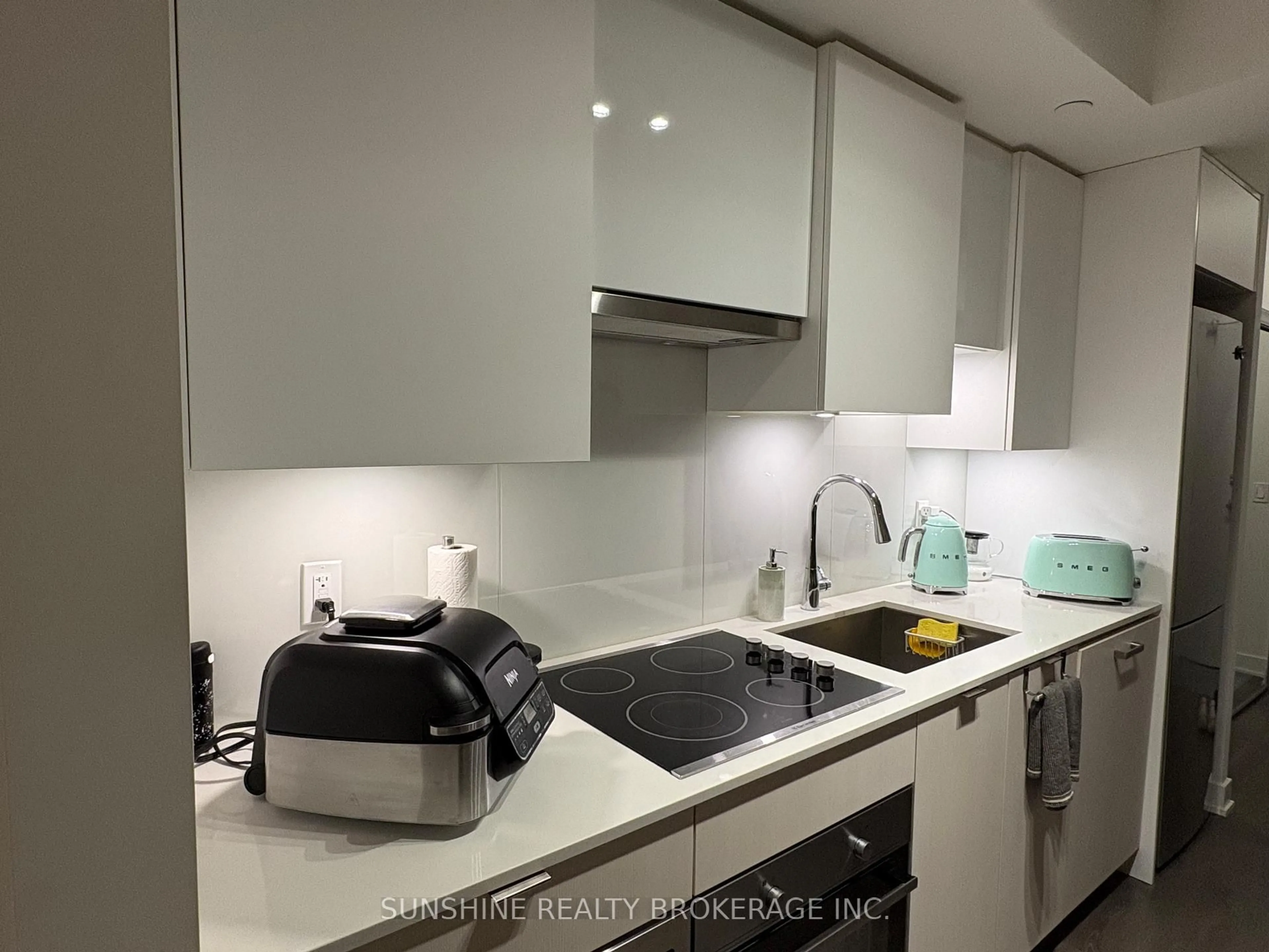 Standard kitchen, unknown for 99 Broadway Ave #1607, Toronto Ontario M4P 0E3