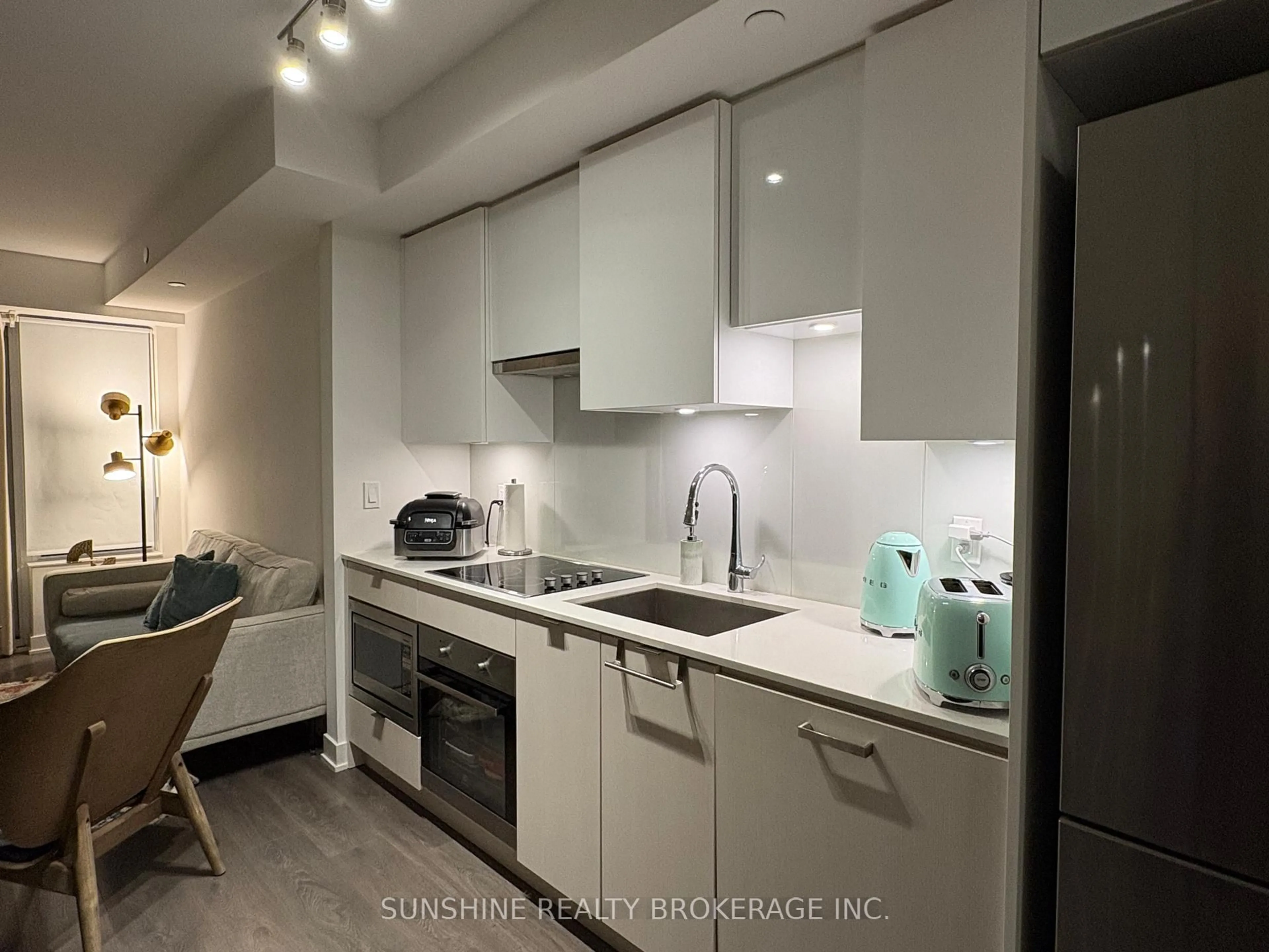 Standard kitchen, unknown for 99 Broadway Ave #1607, Toronto Ontario M4P 0E3