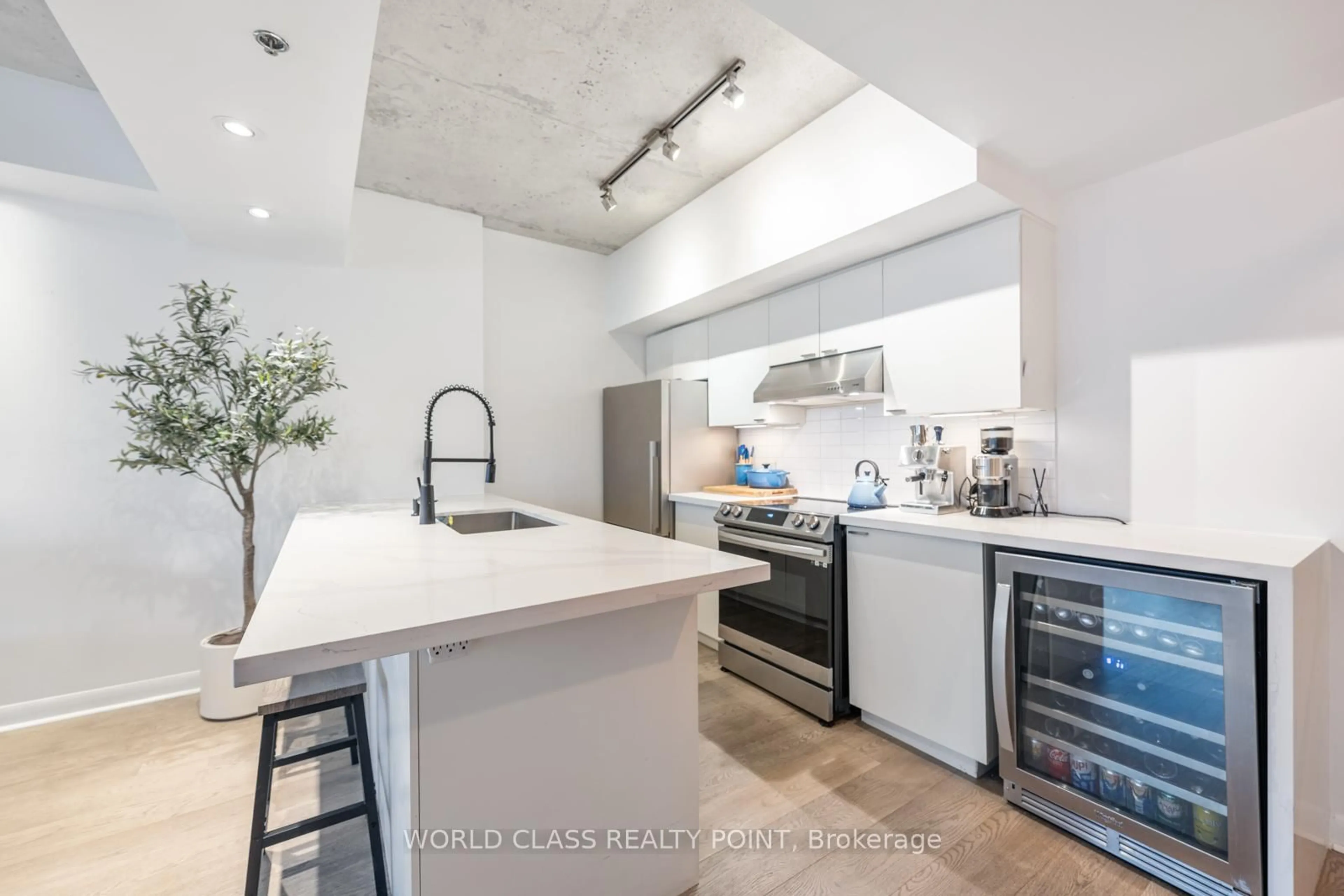 Open concept kitchen, unknown for 375 King St #705, Toronto Ontario M5V 1K1