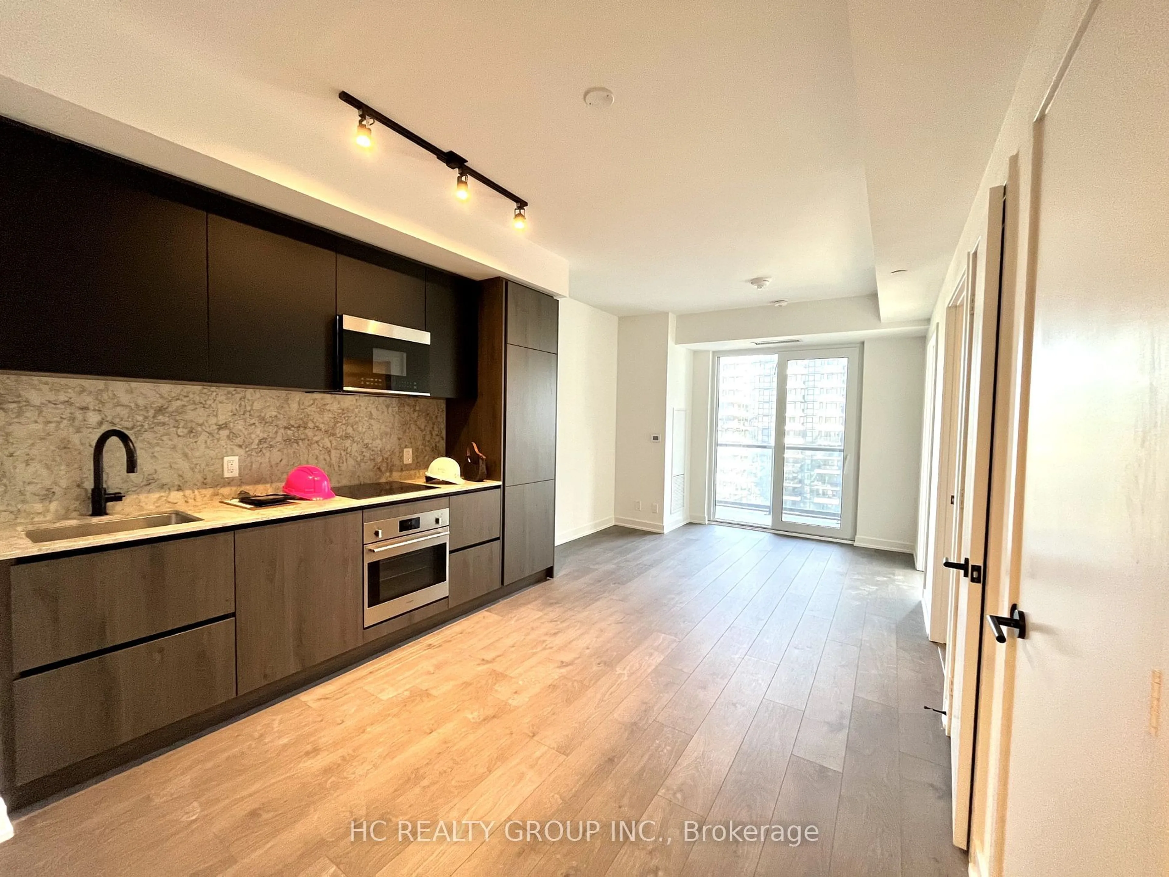 Open concept kitchen, wood/laminate floor for 108 Peter St #4105, Toronto Ontario M5V 0W2