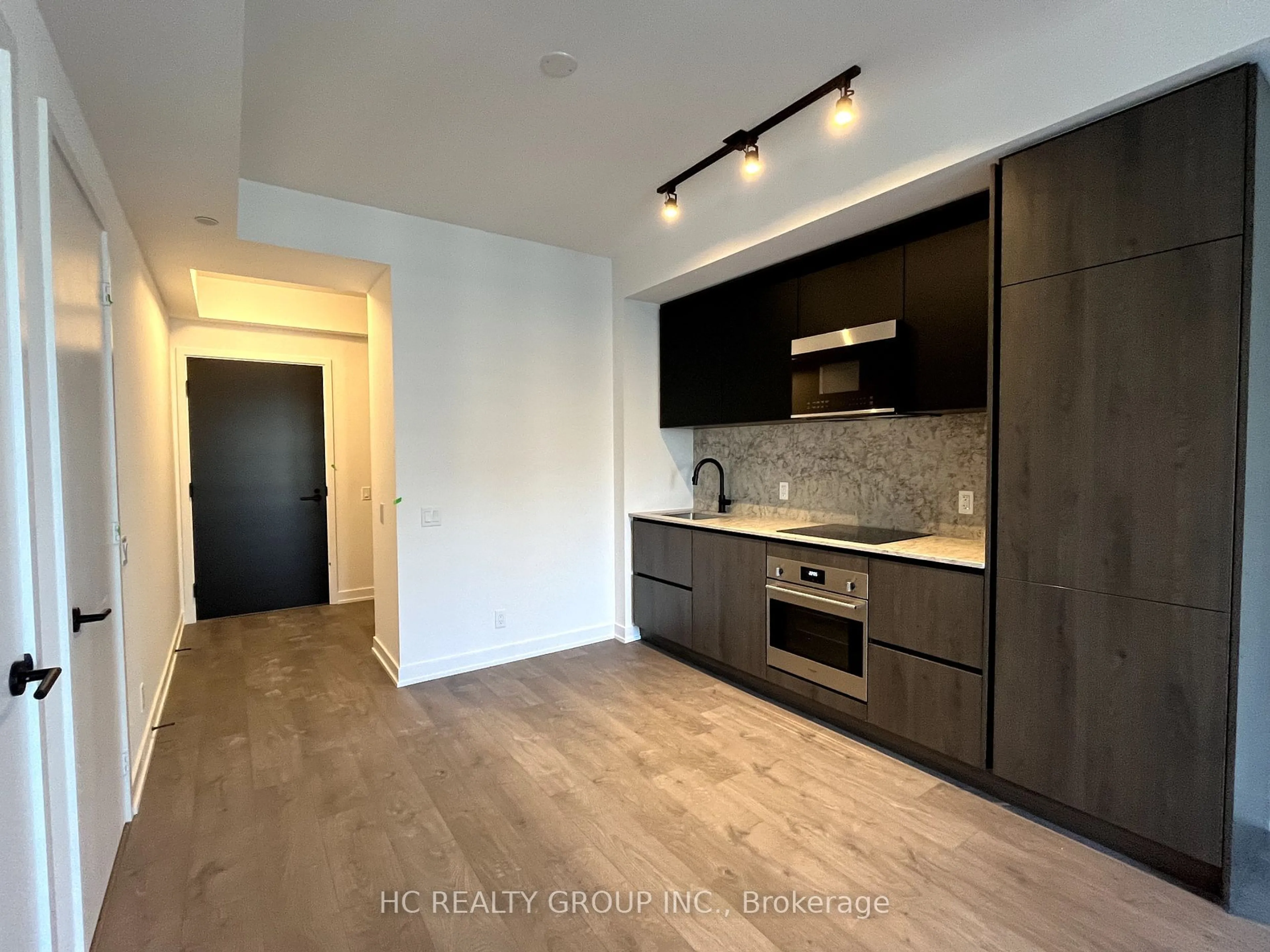 Open concept kitchen, wood/laminate floor for 108 Peter St #4105, Toronto Ontario M5V 0W2