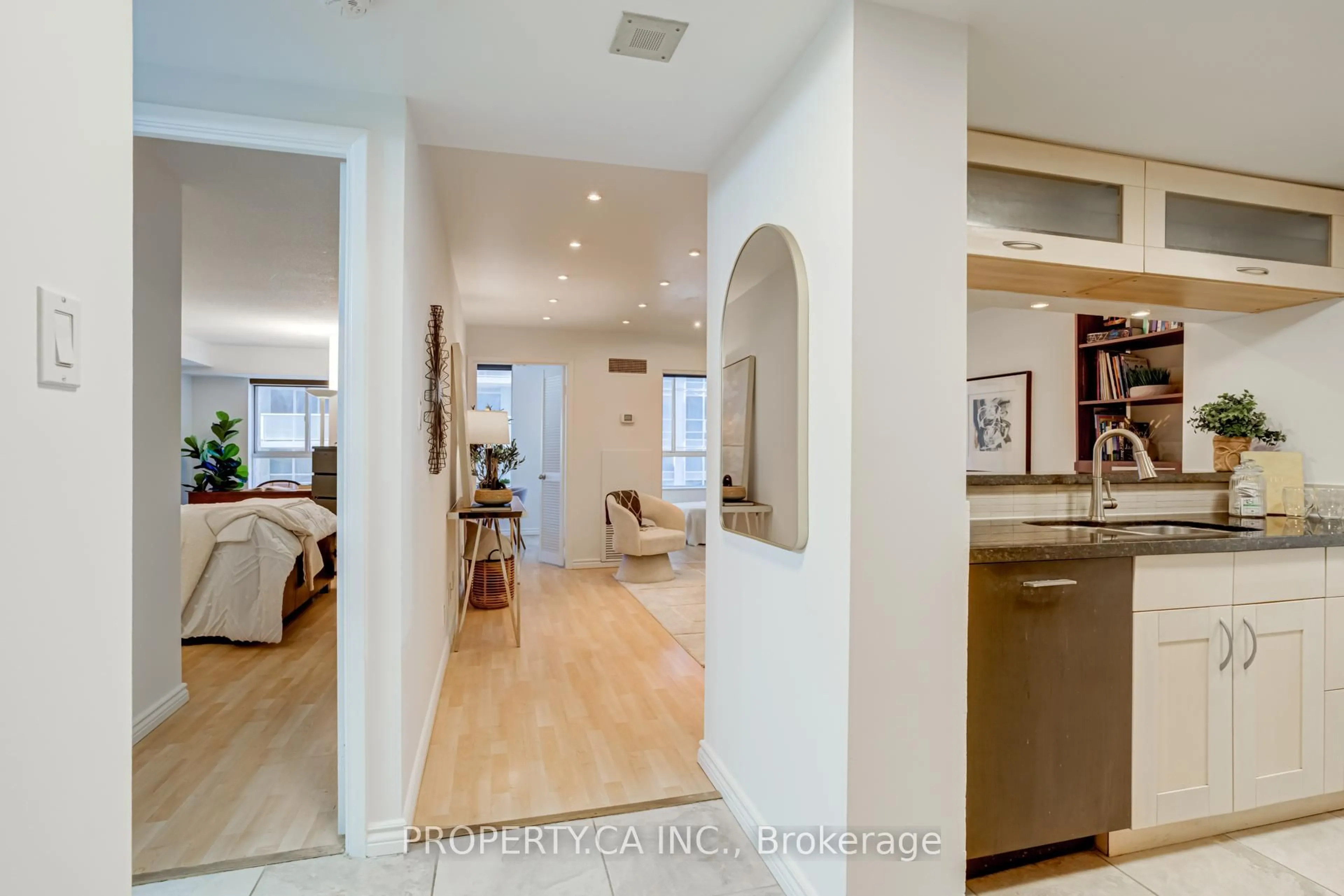 Indoor entryway for 717 Bay St #509, Toronto Ontario M5G 2J9