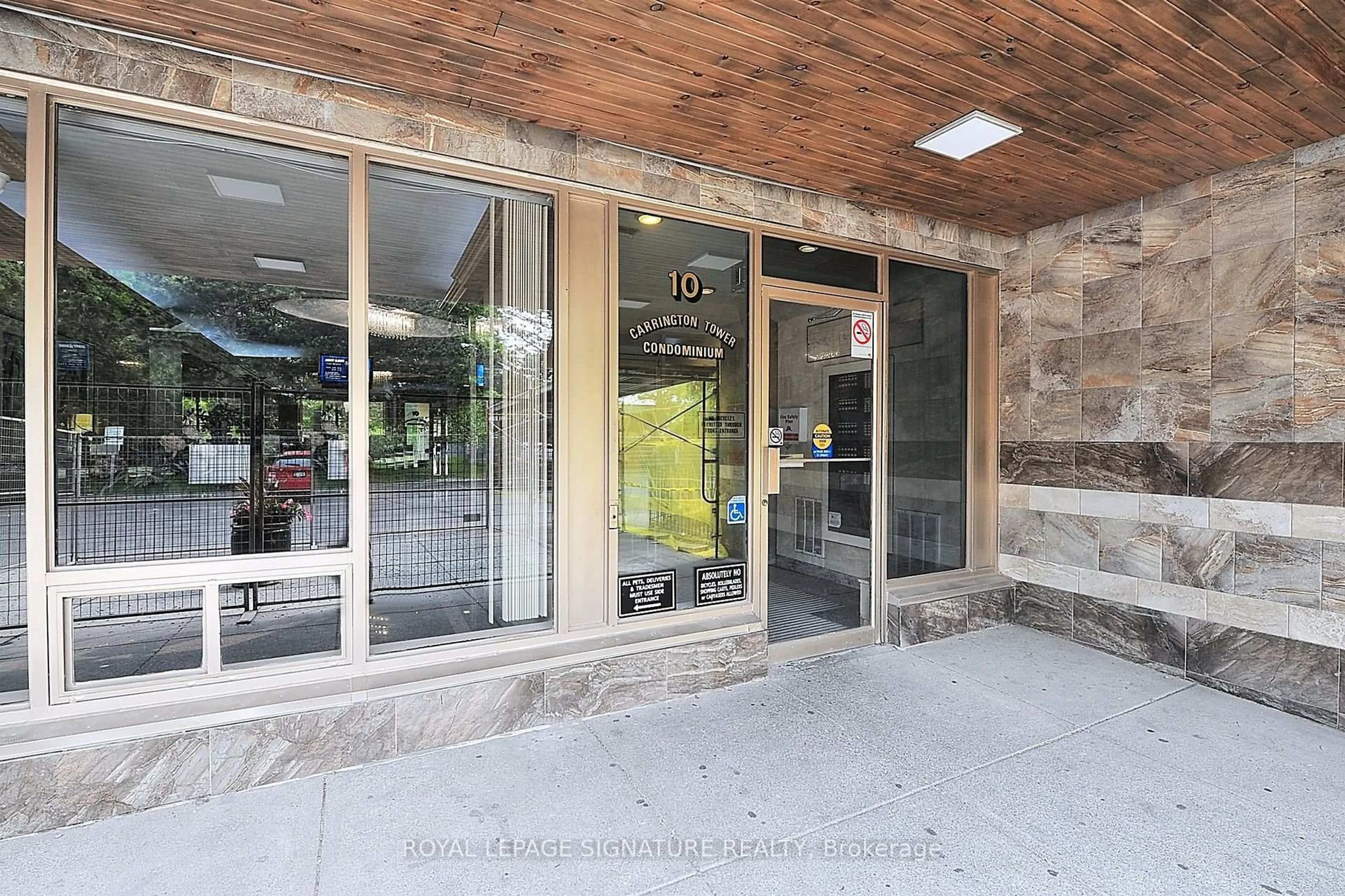 Indoor foyer for 10 Tangreen Crt #702, Toronto Ontario M2M 4B9