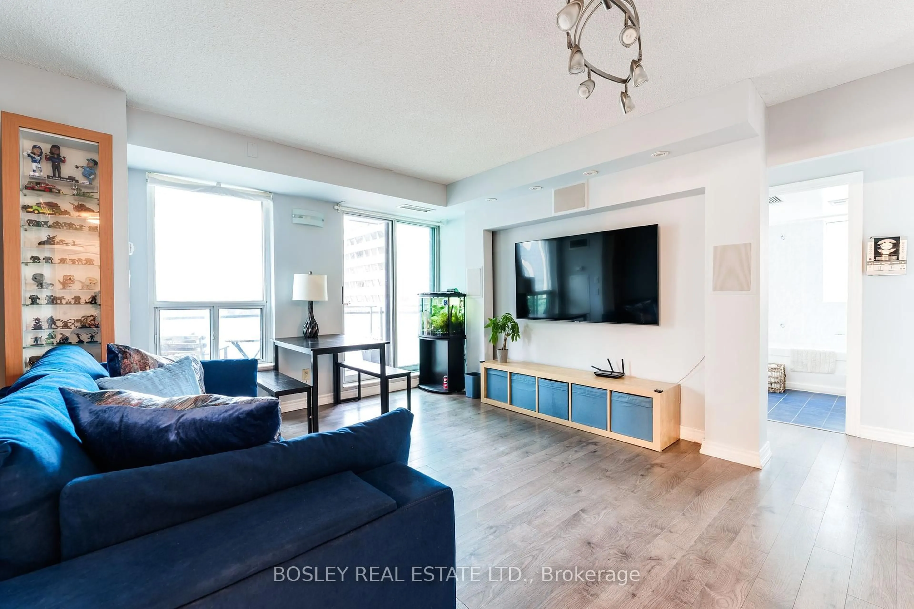 Living room with furniture, wood/laminate floor for 188 Doris Ave #703, Toronto Ontario M2N 6Z5