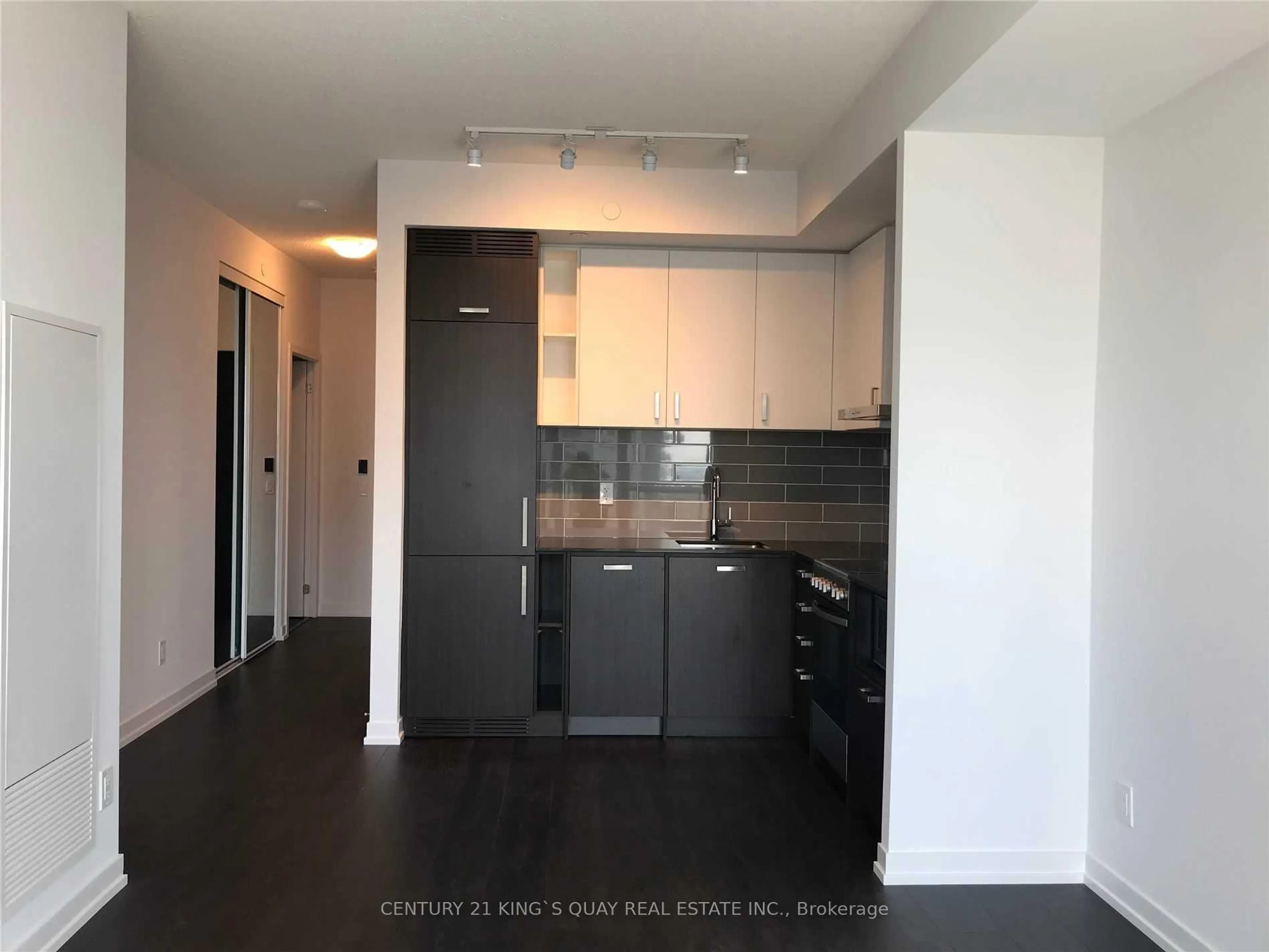 Standard kitchen, wood/laminate floor for 125 Redpath Ave #3307, Toronto Ontario M4S 0B5