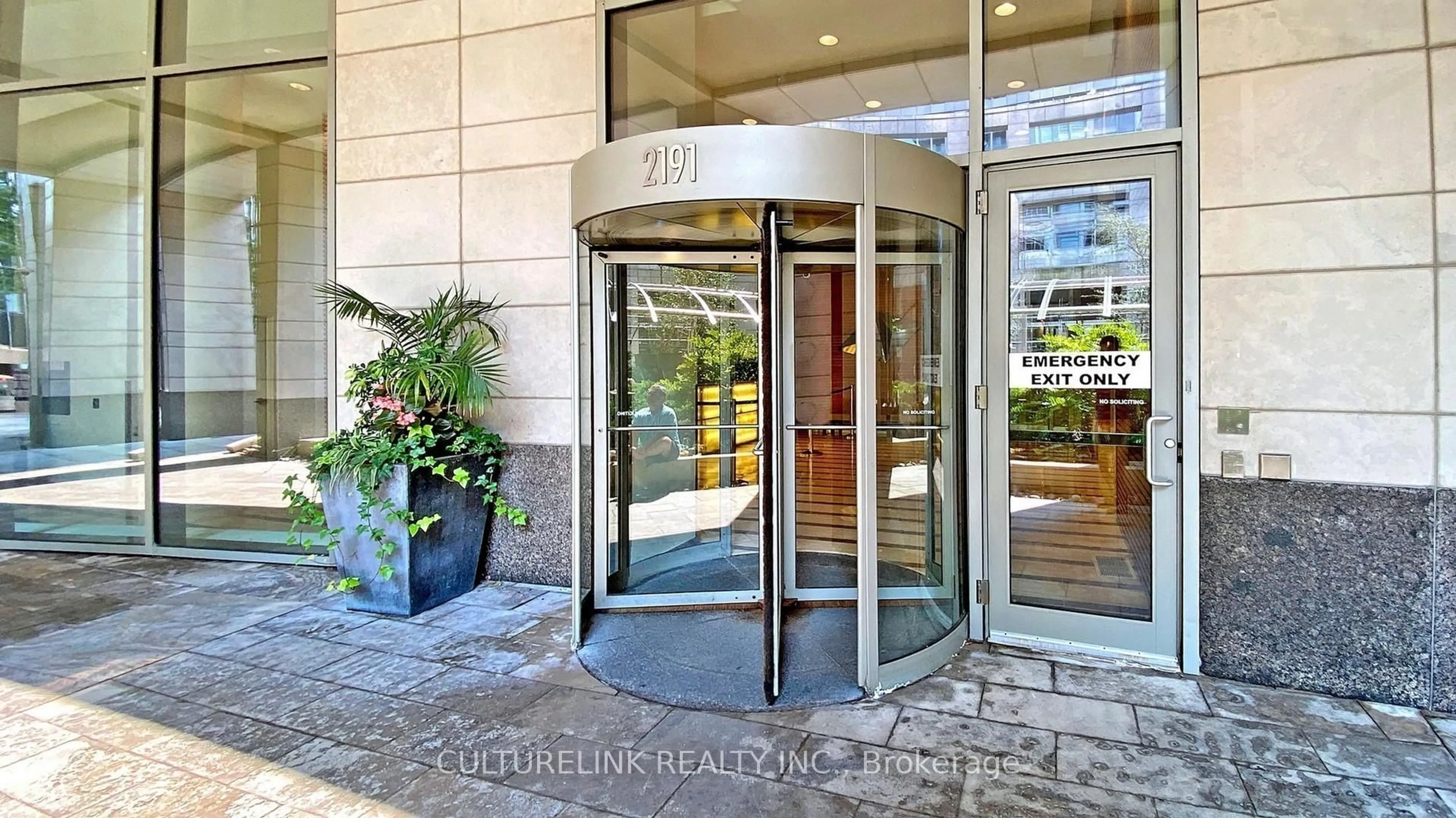 Indoor foyer for 2191 Yonge St #2812, Toronto Ontario M4S 3H8