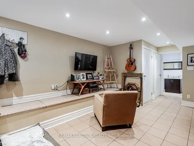 Additional property image - 867 Bathurst St