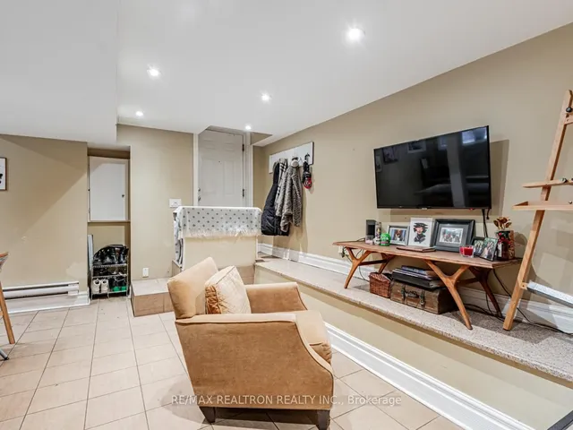 Additional property image - 867 Bathurst St