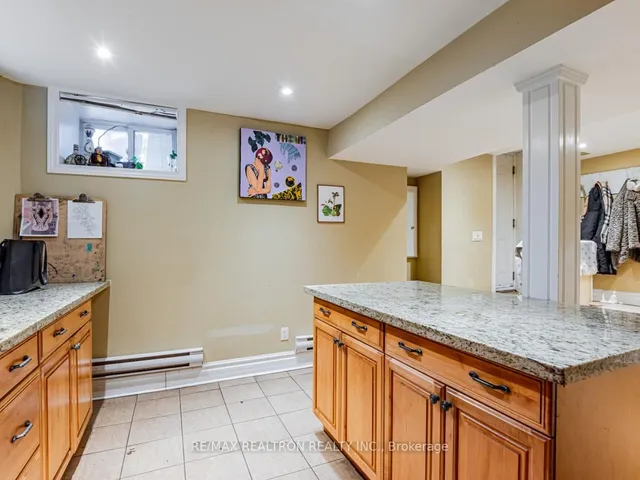 Additional property image - 867 Bathurst St