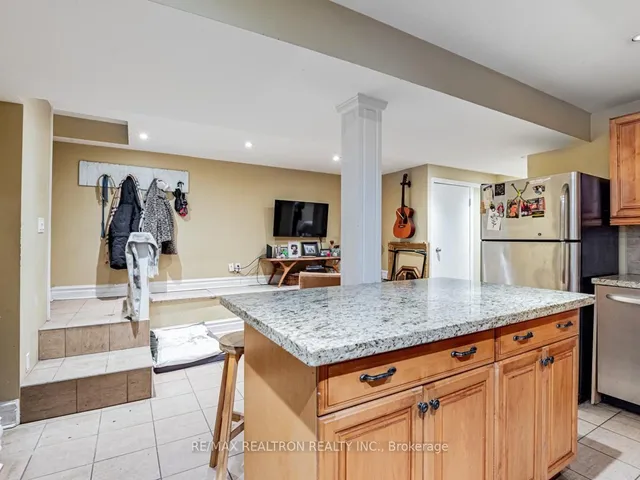 Additional property image - 867 Bathurst St