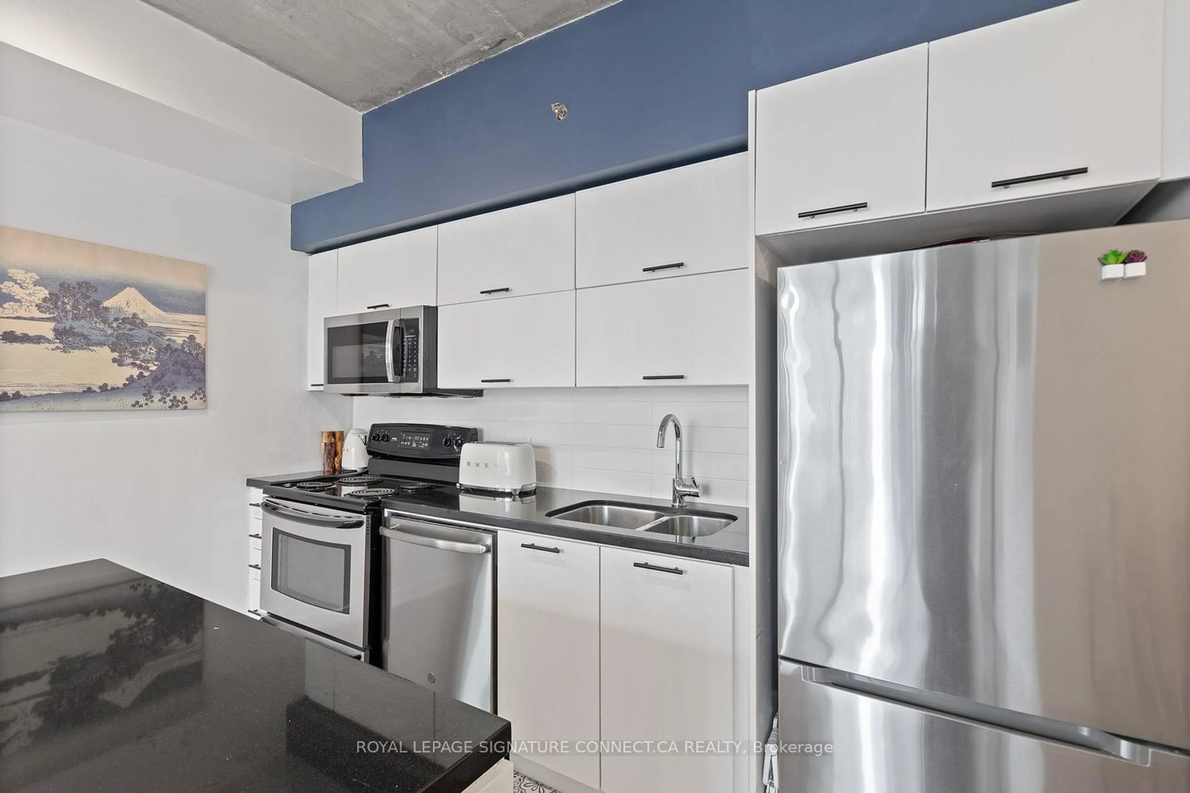 Standard kitchen, ceramic/tile floor for 21 Nelson St #727, Toronto Ontario M5V 1T8