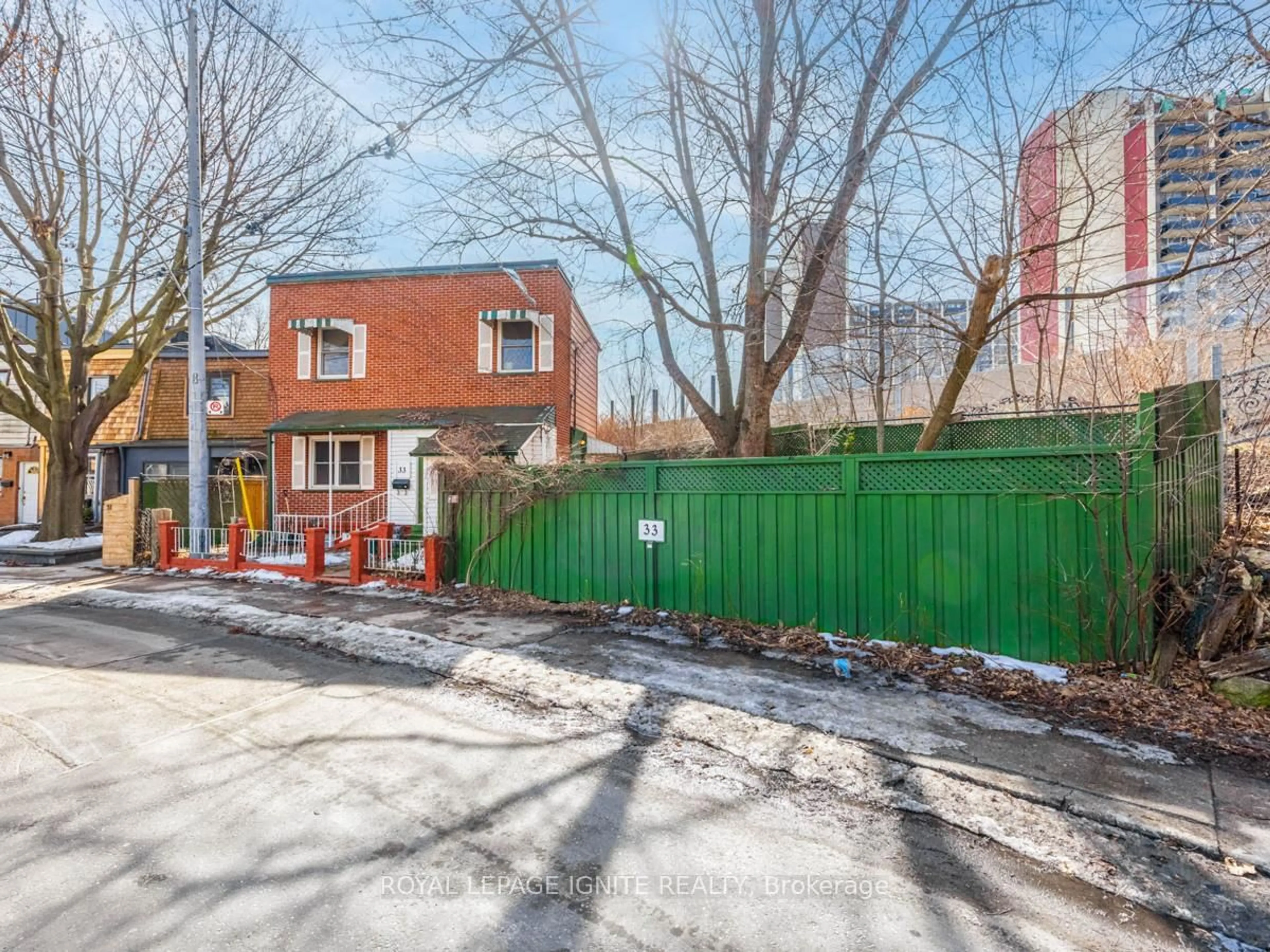 Unknown for 33 Delaney Cres, Toronto Ontario M6K 1P9