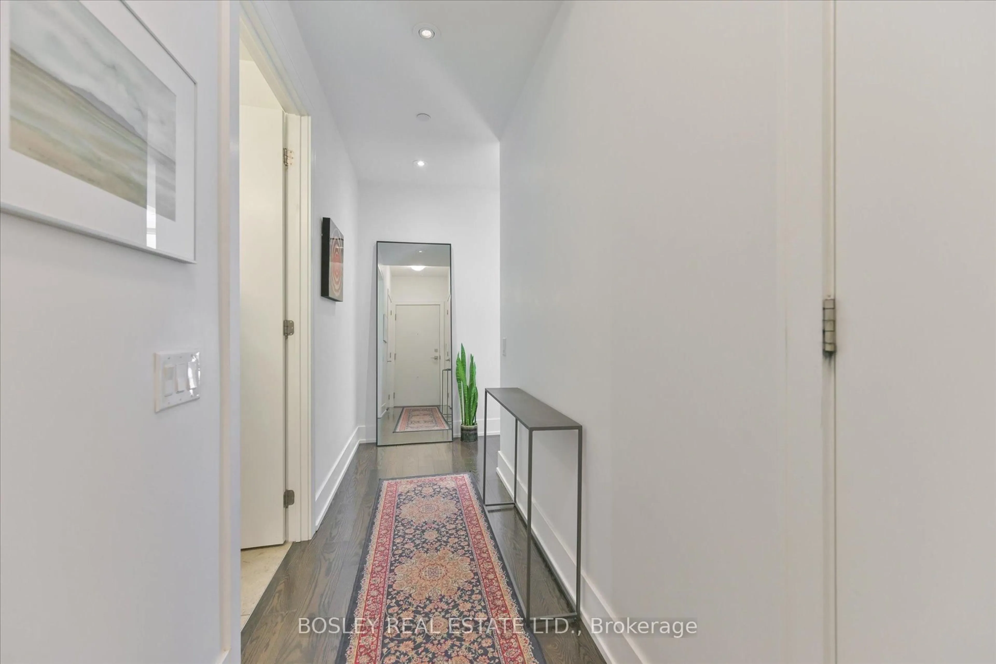 Indoor foyer for 170 Avenue Rd #703, Toronto Ontario M5R 0A4