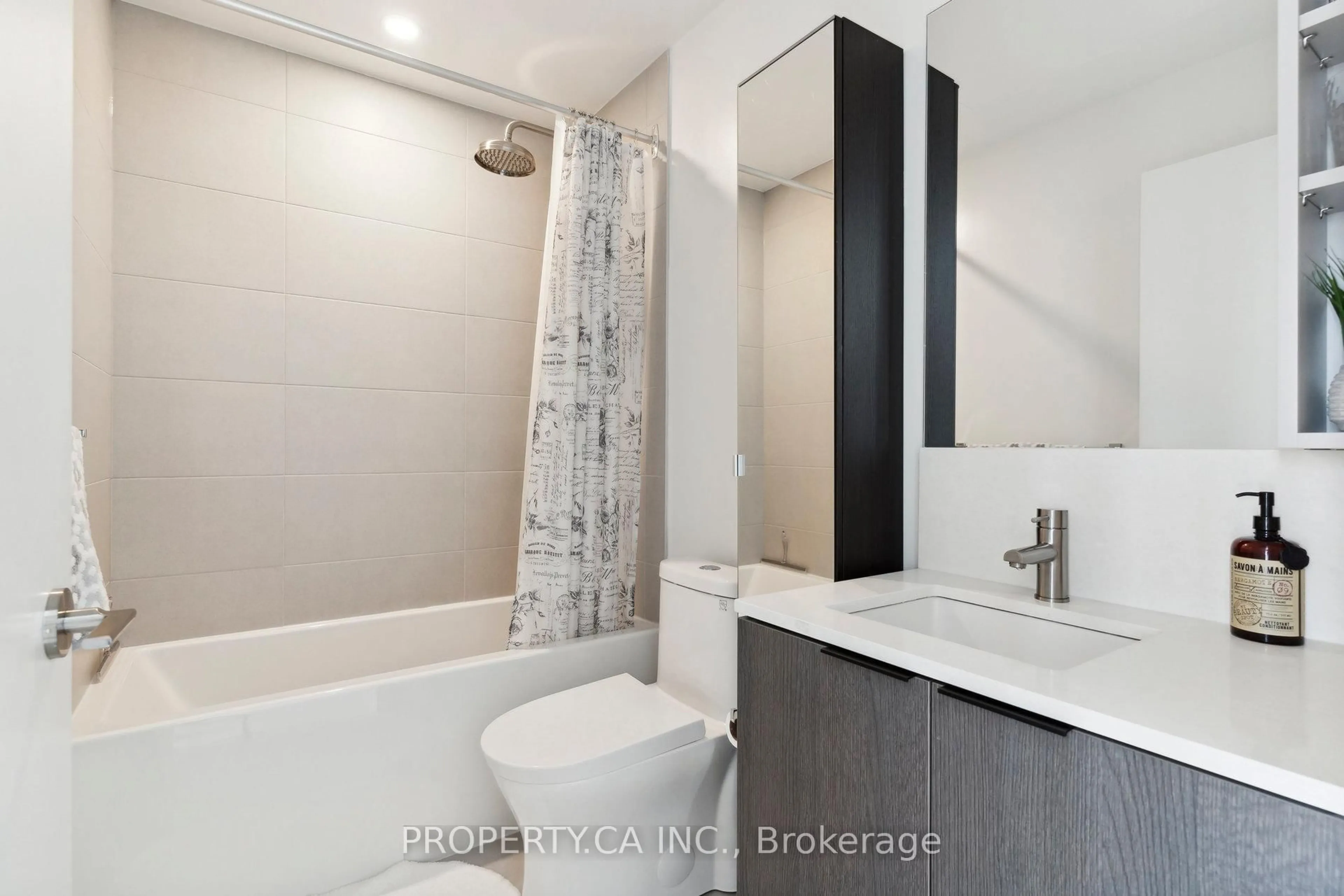 Standard bathroom, unknown for 55 Mercer St #4102, Toronto Ontario M5V 0W4