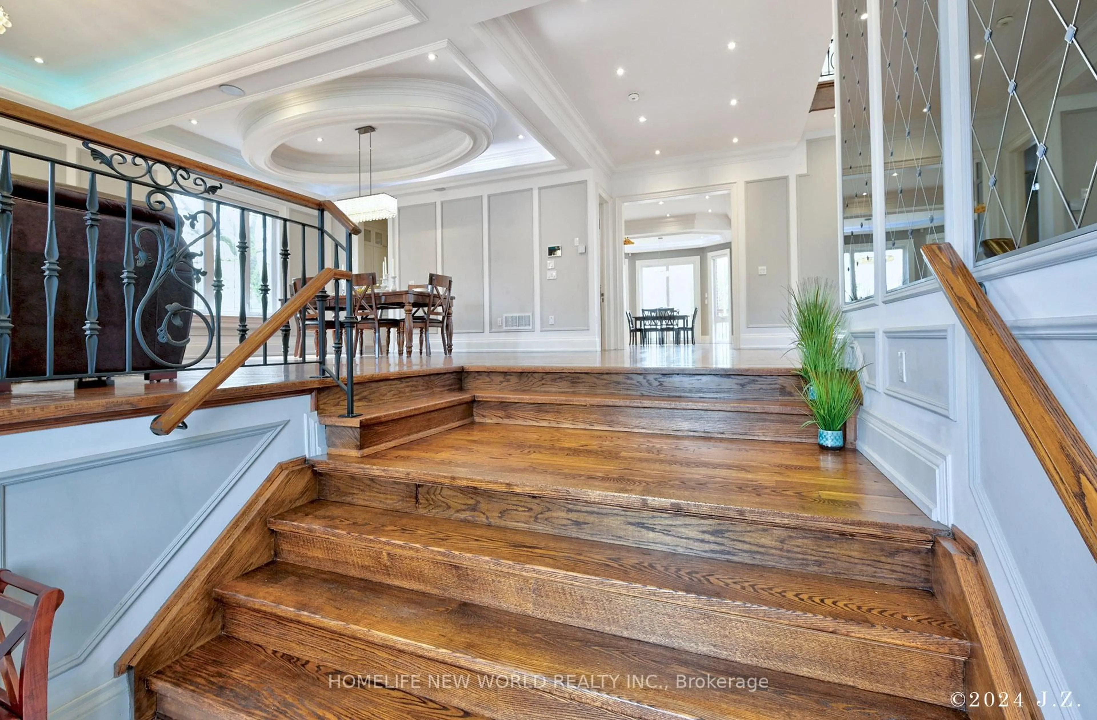 Indoor foyer for 120 Homewood Ave, Toronto Ontario M2M 1K3