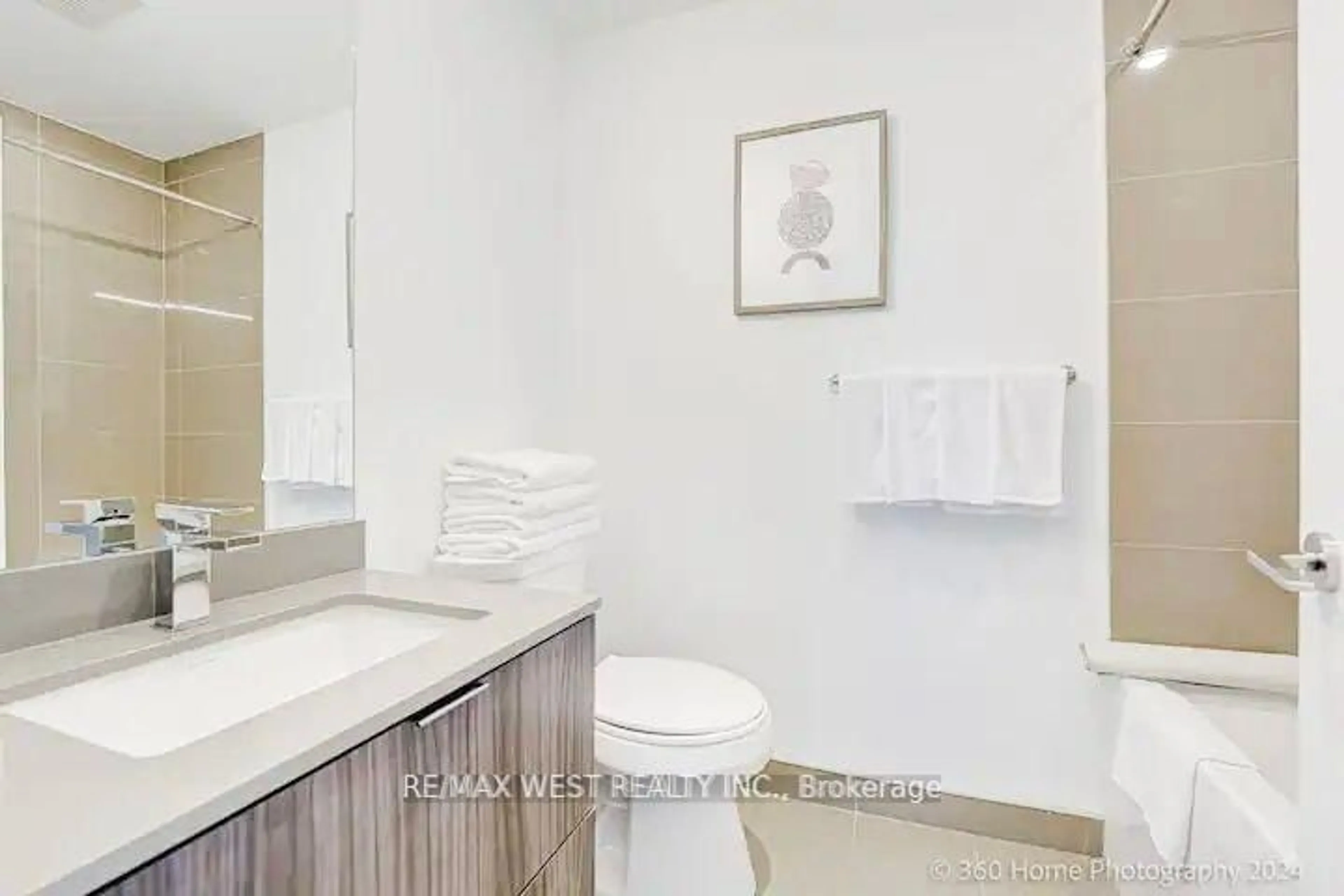 Standard bathroom, ceramic/tile floor for 395 Bloor St #5507, Toronto Ontario M4W 1H7