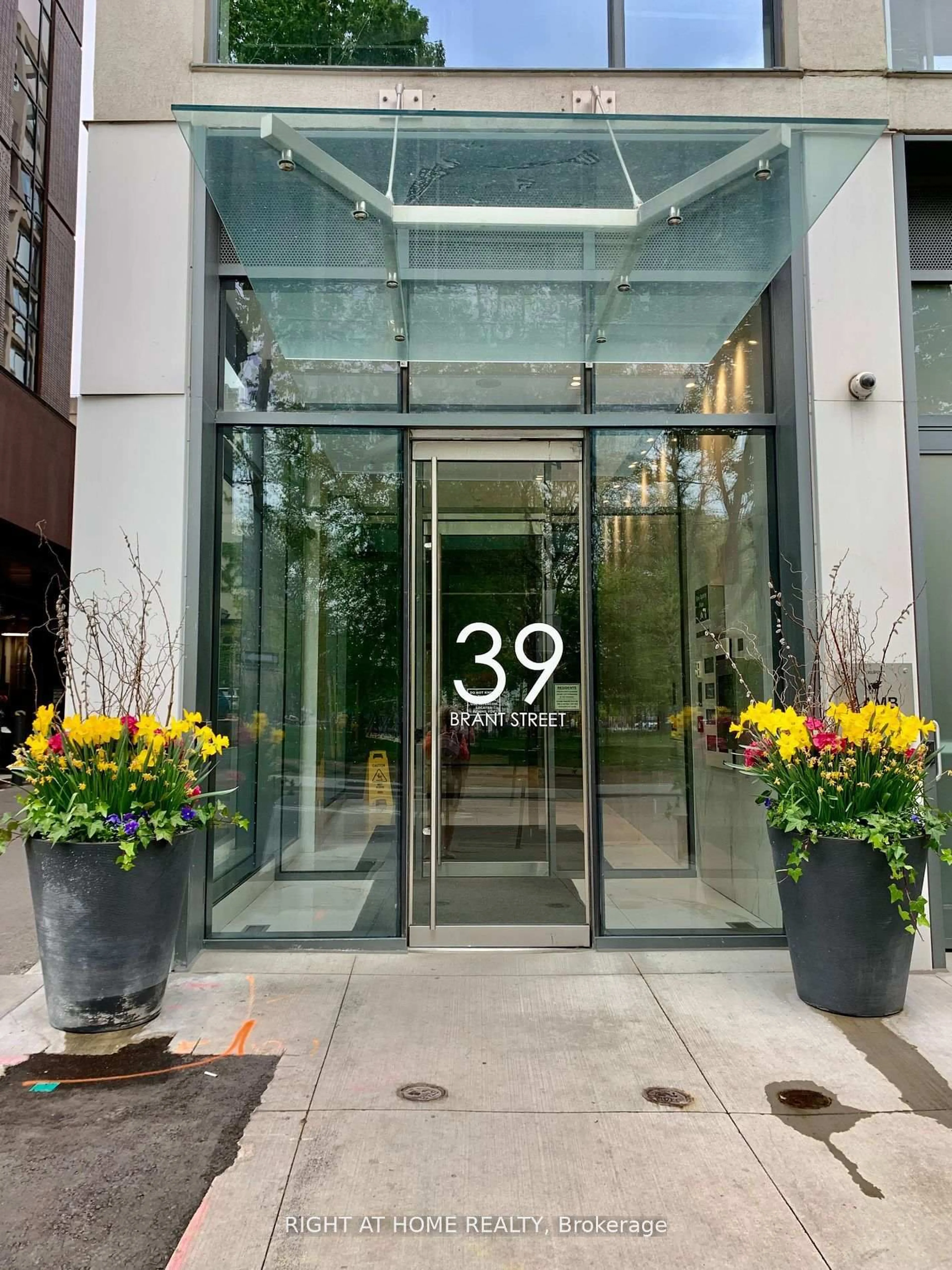 Indoor foyer for 39 Brant St #919, Toronto Ontario M5V 2L9