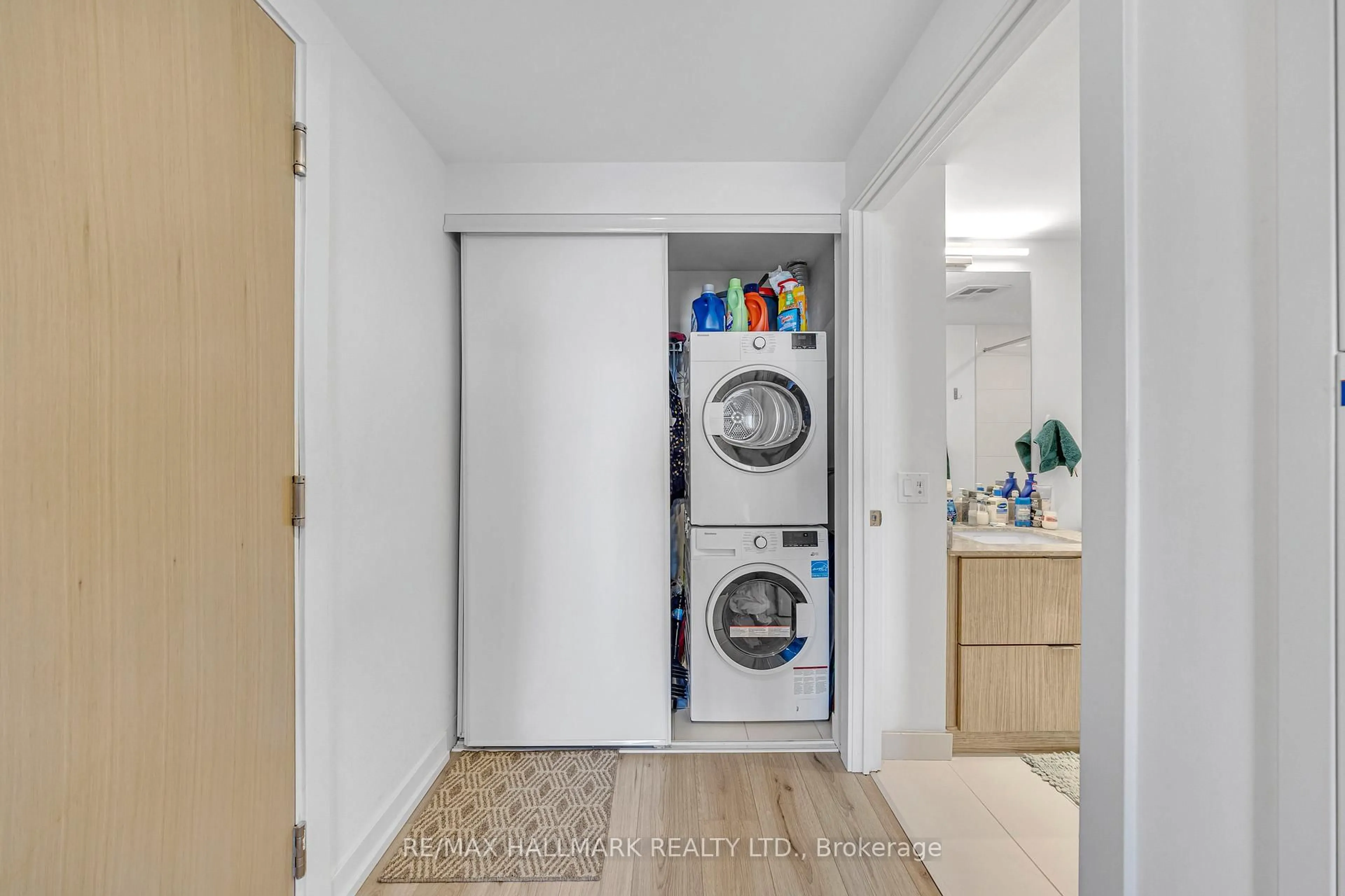 Laundry room for 395 Bloor St #2607, Toronto Ontario M4W 1H7