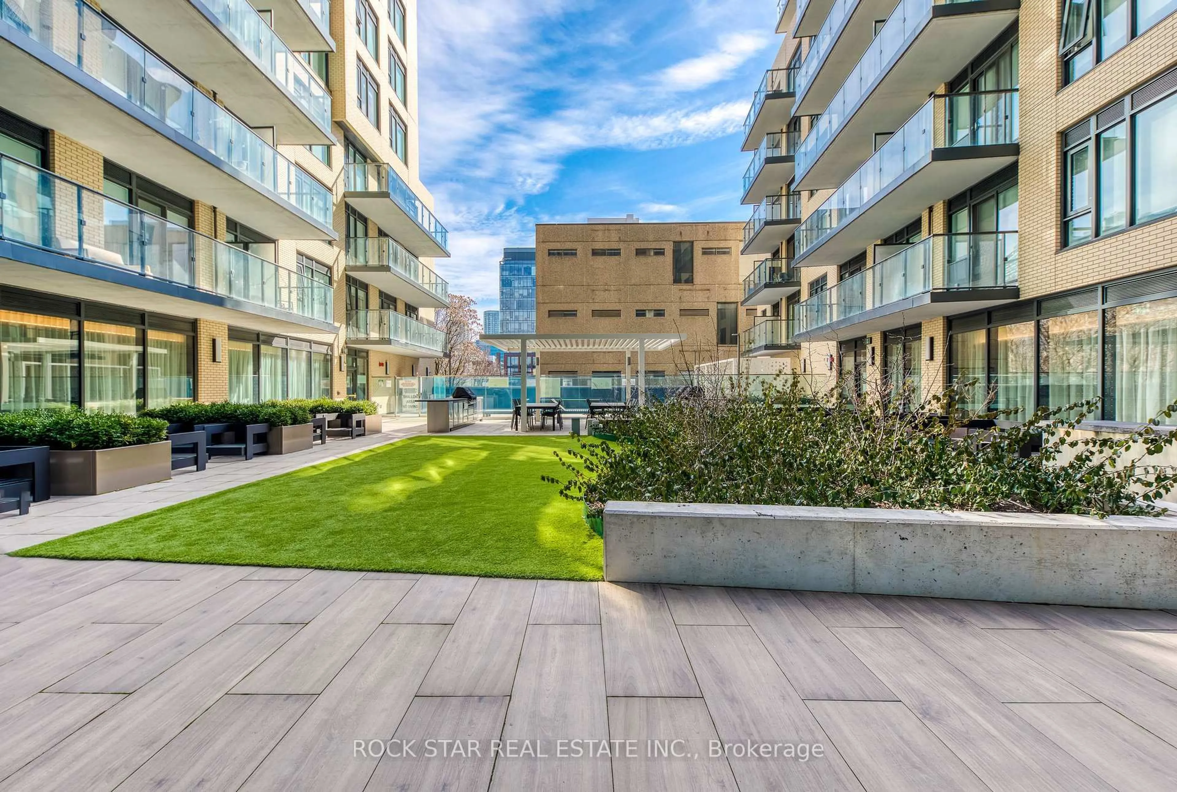 Patio, street for 543 Richmond St #228, Toronto Ontario M5V 0W9