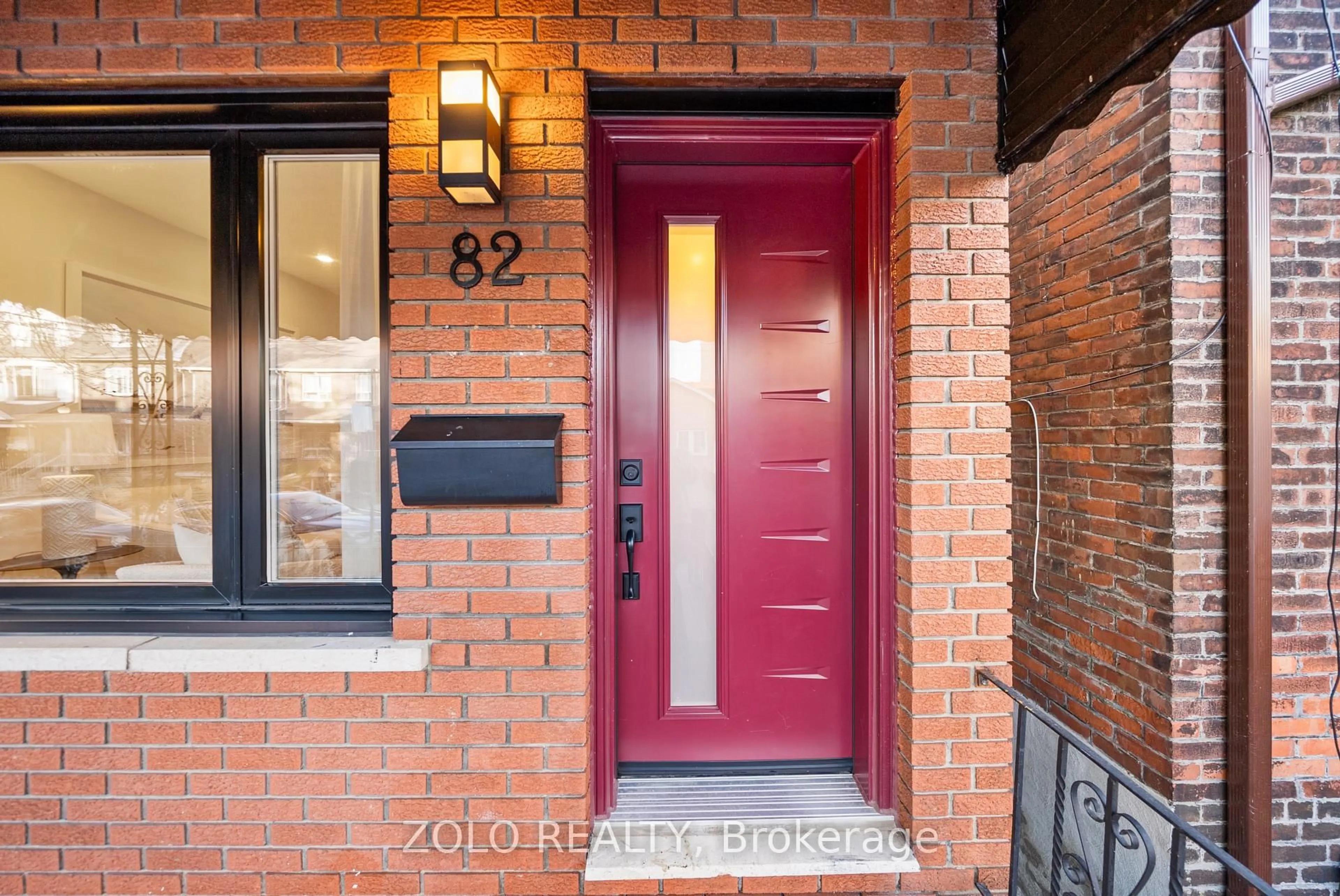 Indoor entryway for 82 Bellwoods Ave, Toronto Ontario M6J 2P4