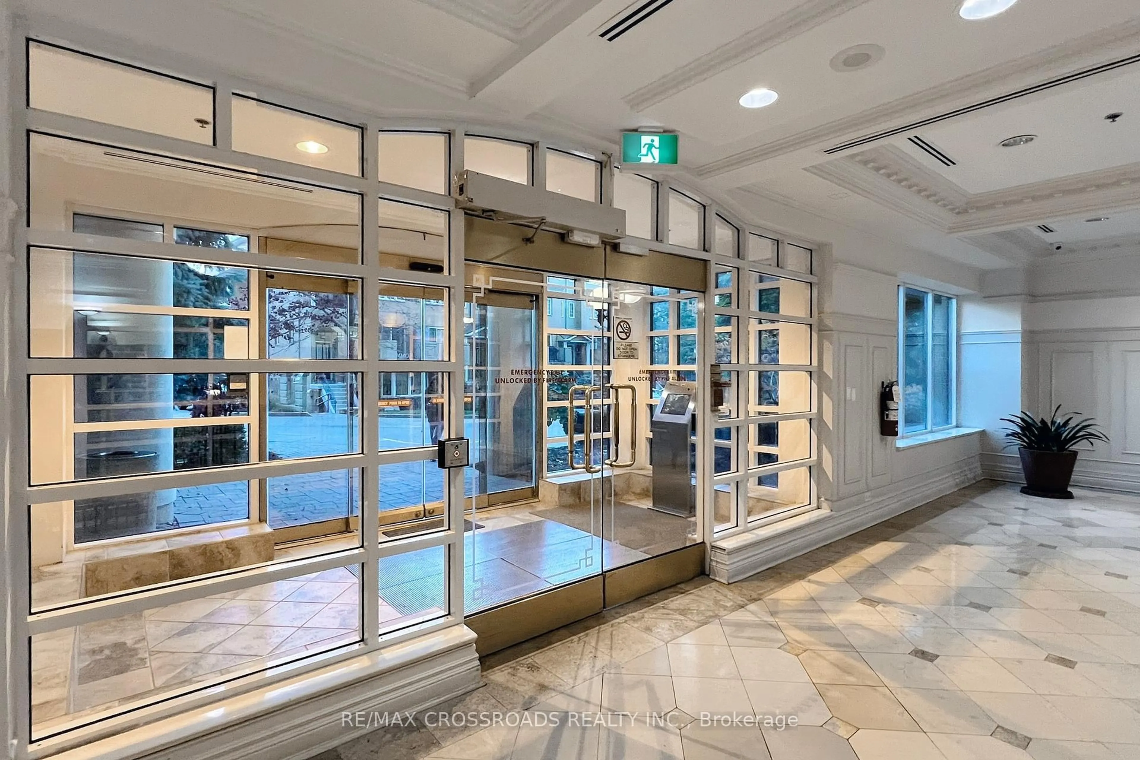 Indoor foyer for 18 Sommerset Way #310, Toronto Ontario M2N 6X5