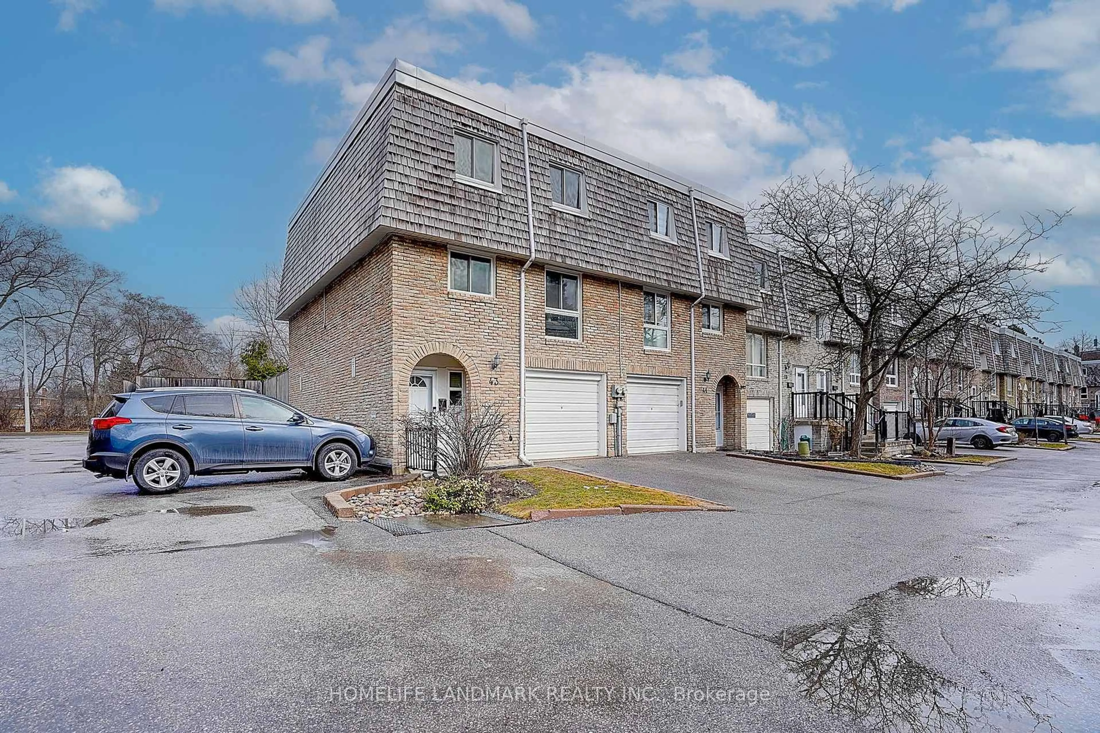 A pic from outside/outdoor area/front of a property/back of a property/a pic from drone, street for 43 Wild Briarway N/A, Toronto Ontario M2J 2L3