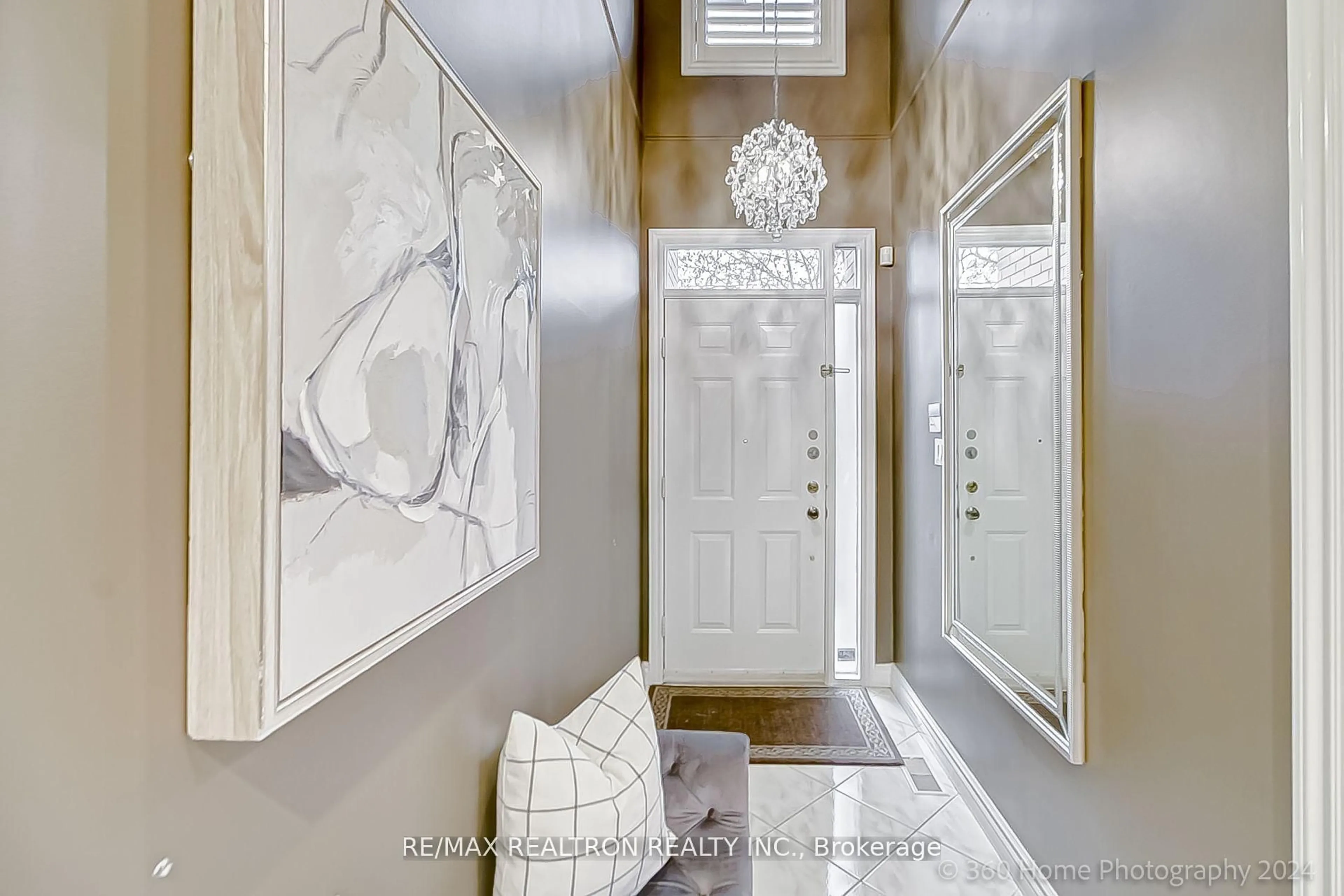 Indoor entryway for 100 Baycrest Ave, Toronto Ontario M6A 1W3
