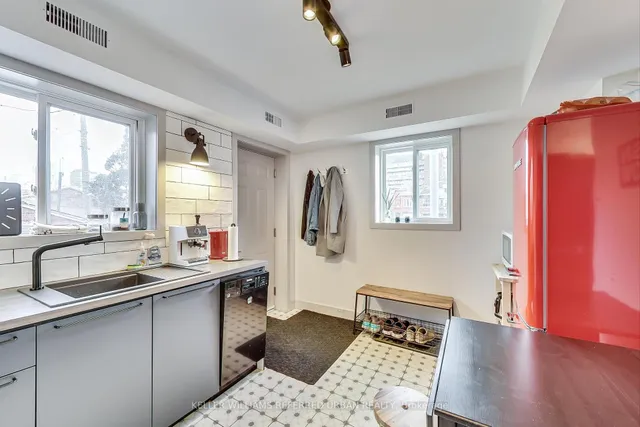 Additional property image - 205 Bathurst St