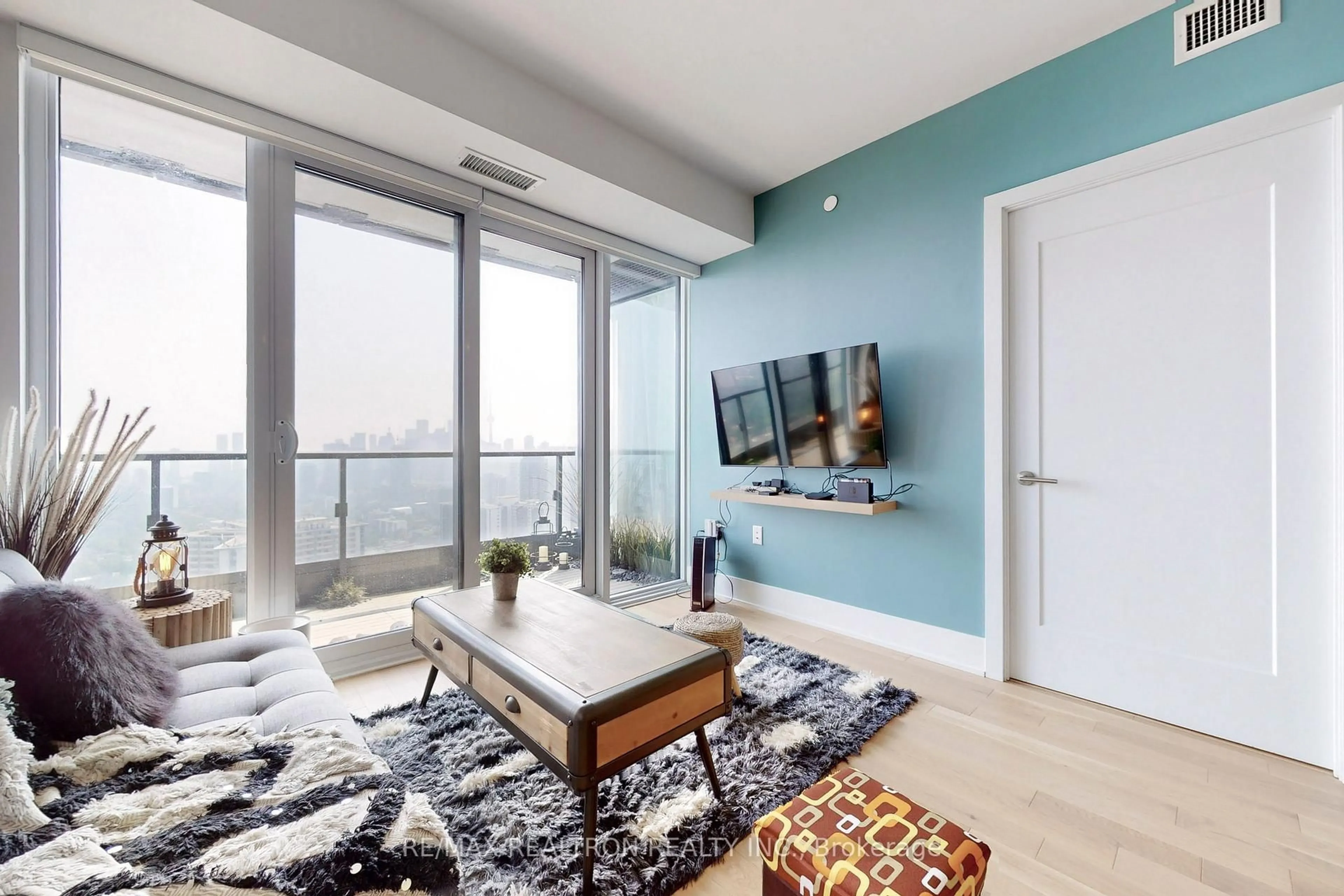 Living room with furniture, unknown for 585 Bloor St #4121, Toronto Ontario M4W 0B3