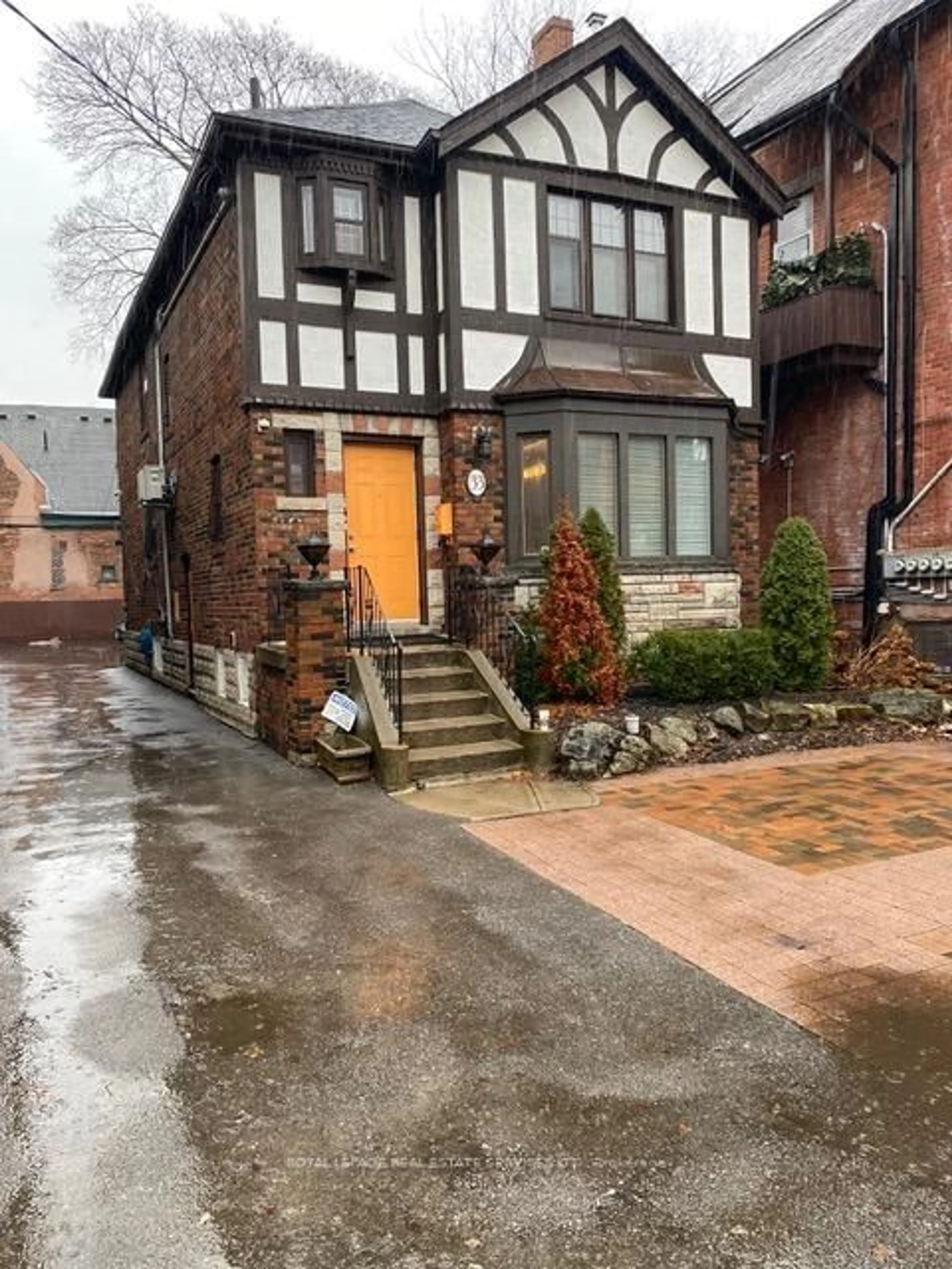 Home with brick exterior material, street for 33 Madison Ave, Toronto Ontario M5R 2S2