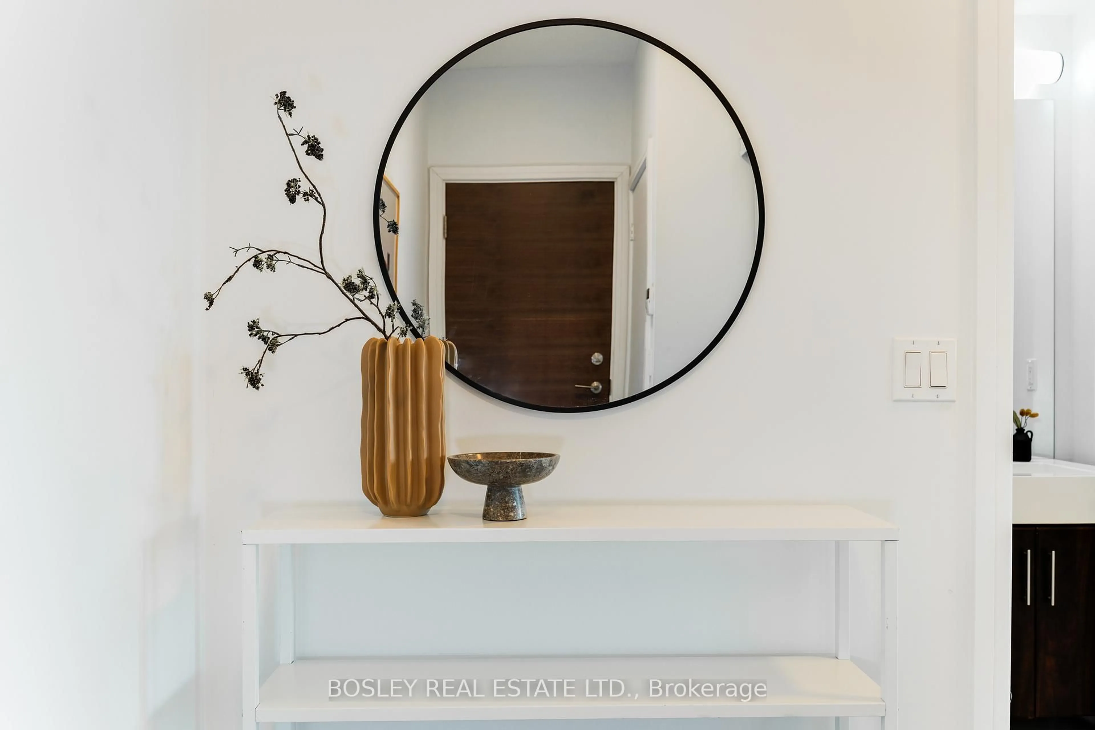Indoor entryway for 35 Brian Peck Cres #418, Toronto Ontario M4G 0A5