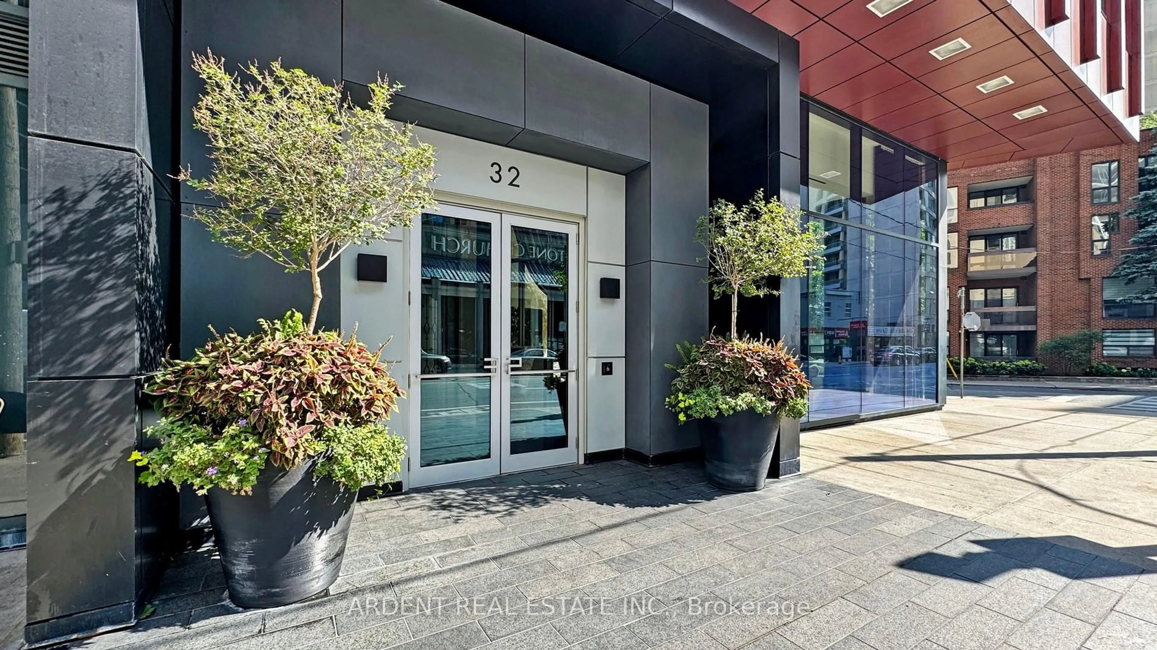 Indoor foyer for 32 Davenport Rd #1107, Toronto Ontario M5R 0B5