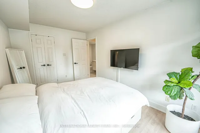 Additional property image - 1 Ruttan St Unit TH 107
