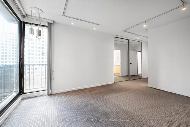 Additional property image - 33 Harbour Sq Unit 1008
