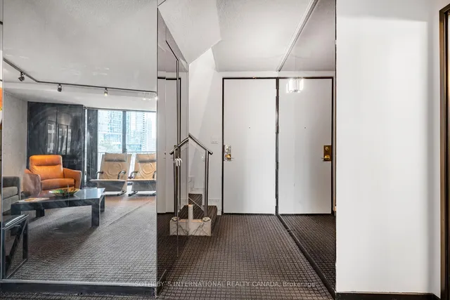 Additional property image - 33 Harbour Sq Unit 1008