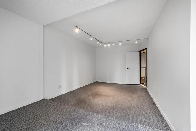 Additional property image - 33 Harbour Sq Unit 1008