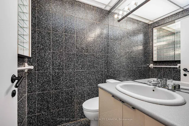 Additional property image - 33 Harbour Sq Unit 1008