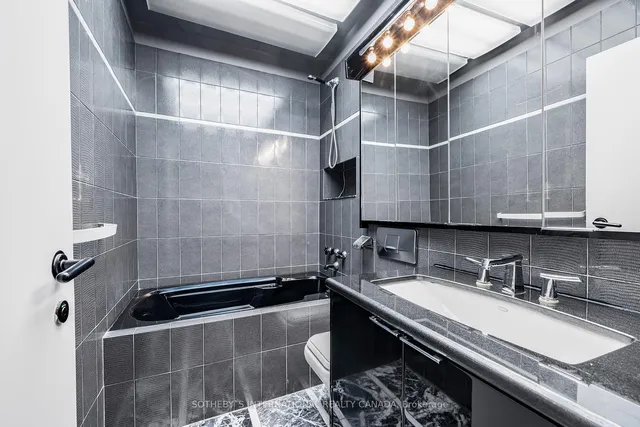 Additional property image - 33 Harbour Sq Unit 1008