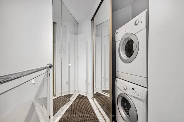 Additional property image - 33 Harbour Sq Unit 1008