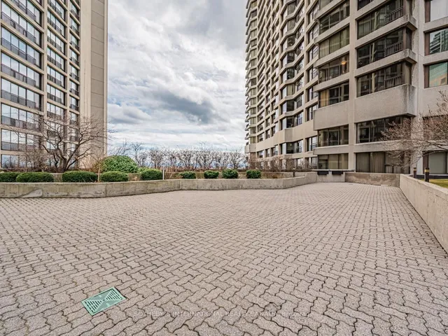 Additional property image - 33 Harbour Sq Unit 1008