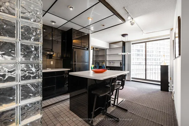 Additional property image - 33 Harbour Sq Unit 1008