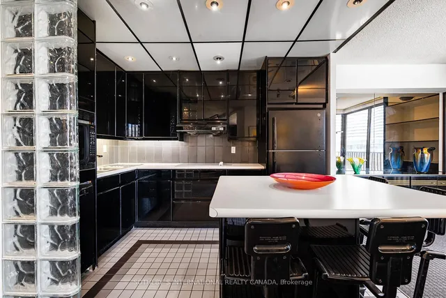 Additional property image - 33 Harbour Sq Unit 1008