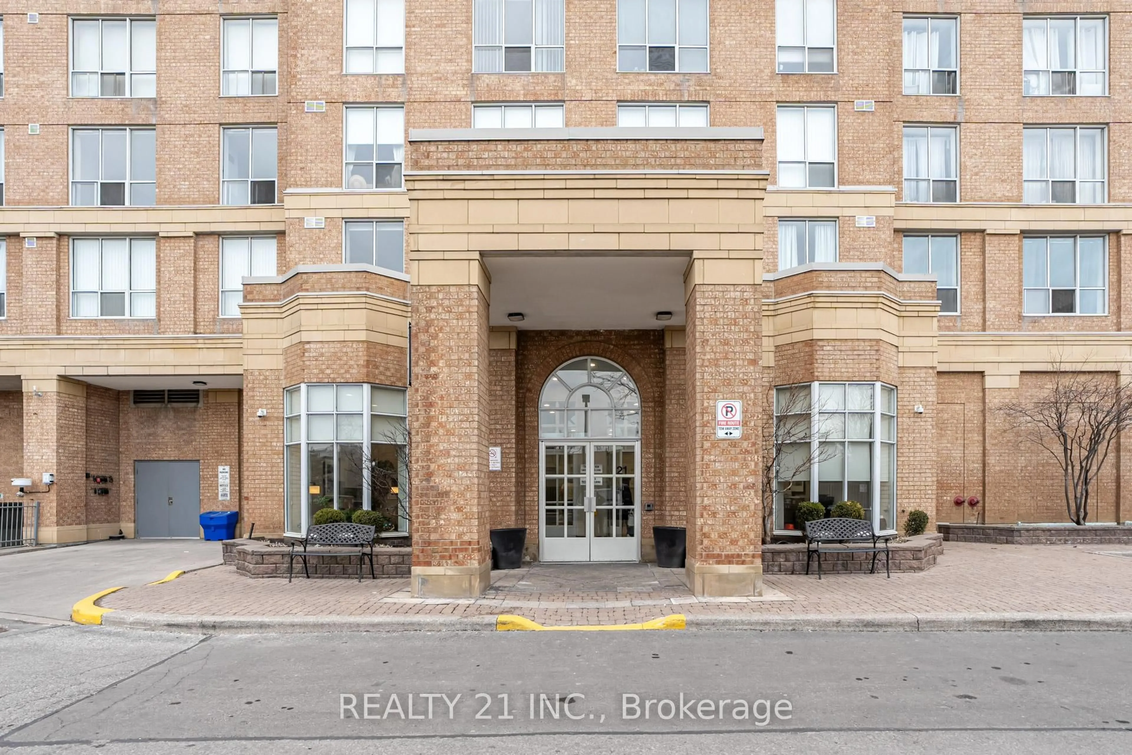 Indoor entryway for 21 Overlea Blvd #511, Toronto Ontario M4H 1P2