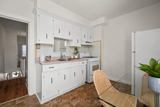 Additional property image - 119 Bellwoods Ave
